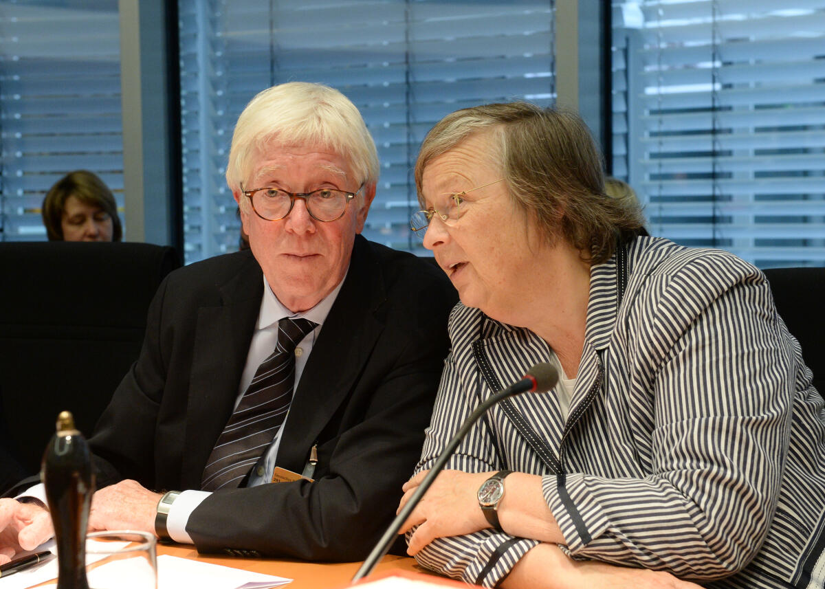 Bärbel Höhn, (re), Bündnis 90/Die Grünen, Vorsitzende des Ausschusses des Deutschen Bundestages für Umwelt, Naturschutz, Bau und Reaktorsicherheit, leitet eine Sitzung, an der Dr. Jürgen Heyer, Präsident Deutscher Verband für Wohnungswesen, Städtebau und Raumordnung e. V., teilnimmt. Höhn, Bärbel; Heyer, Jürgen Bärbel Höhn, (re), Bündnis 90/Die Grünen, Vorsitzende des Ausschusses des Deutschen Bundestages für Umwelt, Naturschutz, Bau und Reaktorsicherheit, leitet eine Sitzung, an der Dr. Jürgen Heyer, Präsident Deutscher Verband für Wohnungswesen, Städtebau und Raumordnung e. V., teilnimmt.