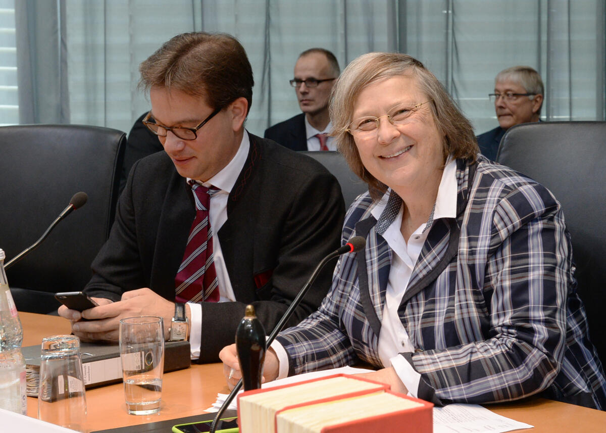 Der Ausschuss des Deutschen Bundestages für Umwelt, Naturschutz, Bau und Reaktorsicherheit, hat unter der Leitung der Vorsitzenden Bärbel Höhn, Bündnis 90/Die Grünen, eine Ausschusssitzung, an der Staatssekretäre der Bundesländer teil nehmen. Hier mit dem Parlamentarischen Staatssekretär Florian Pronold, SPD. Höhn, Bärbel; Pronold, Florian Der Ausschuss des Deutschen Bundestages für Umwelt, Naturschutz, Bau und Reaktorsicherheit, hat unter der Leitung der Vorsitzenden Bärbel Höhn, Bündnis 90/Die Grünen, eine Ausschusssitzung, an der Staatssekretäre der Bundesländer teil nehmen. Hier mit dem Parlamentarischen Staatssekretär Florian Pronold, SPD.