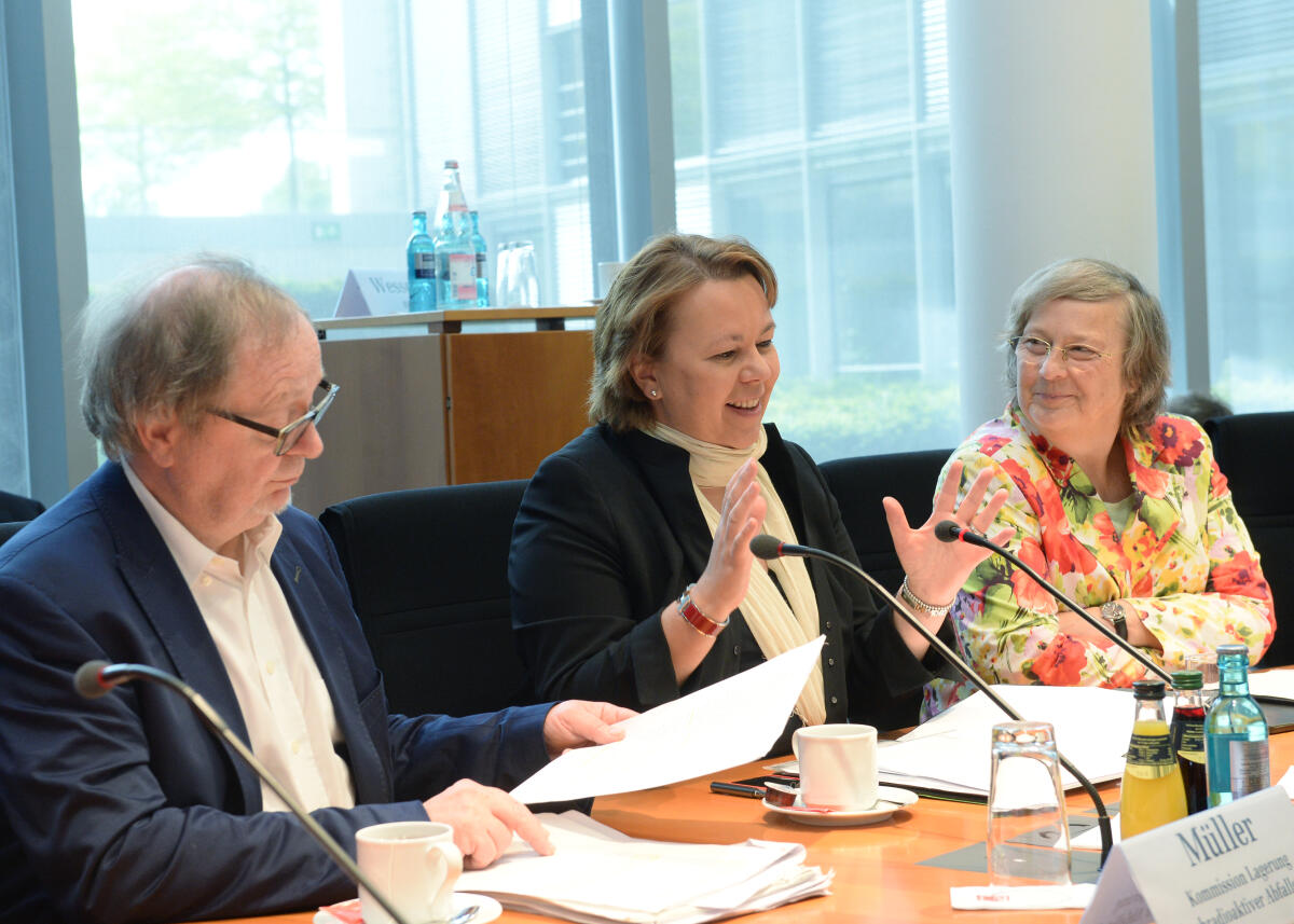 Ursula Heinen-Esser, (mitte), und Michael Müller, (li), Vorsitzende der Kommission Lagerung hoch radioaktiver Abfallstoffe, sind zu Gast beim Ausschuss des Deutschen Bundestages für Umwelt, Naturschutz, Bau und Reaktorsicherheit. Bärbel Höhn, (re), Bündnis 90/Die Grünen, Vorsitzende des Ausschusses leitet die Sitzung. Höhn, Bärbel; Heinen-Esser, Ursula; Müller, Michael Ursula Heinen-Esser, (mitte), und Michael Müller, (li), Vorsitzende der Kommission Lagerung hoch radioaktiver Abfallstoffe, sind zu Gast beim Ausschuss des Deutschen Bundestages für Umwelt, Naturschutz, Bau und Reaktorsicherheit. Bärbel Höhn, (re), Bündnis 90/Die Grünen, Vorsitzende des Ausschusses leitet die Sitzung.