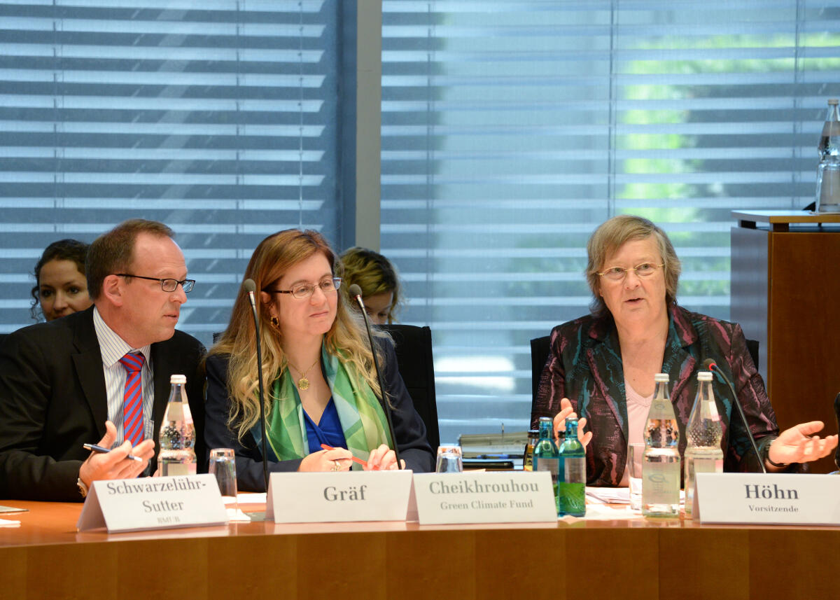 Die Executivdirektorin des Green Climate Fund (GCF), Héla Cheikhrouhou, (mitte), ist zu Gast beim Ausschuss des Deutschen Bundestages für Umwelt, Naturschutz, Bau und Reaktorsicherheit. Bärbel Höhn, (re), Bündnis 90/Die Grünen, Vorsitzende des Ausschusses, leitet die Sitzung. Höhn, Bärbel; Cheikhrouhou, Héla Die Executivdirektorin des Green Climate Fund (GCF), Héla Cheikhrouhou, (mitte), ist zu Gast beim Ausschuss des Deutschen Bundestages für Umwelt, Naturschutz, Bau und Reaktorsicherheit. Bärbel Höhn, (re), Bündnis 90/Die Grünen, Vorsitzende des Ausschusses, leitet die Sitzung.