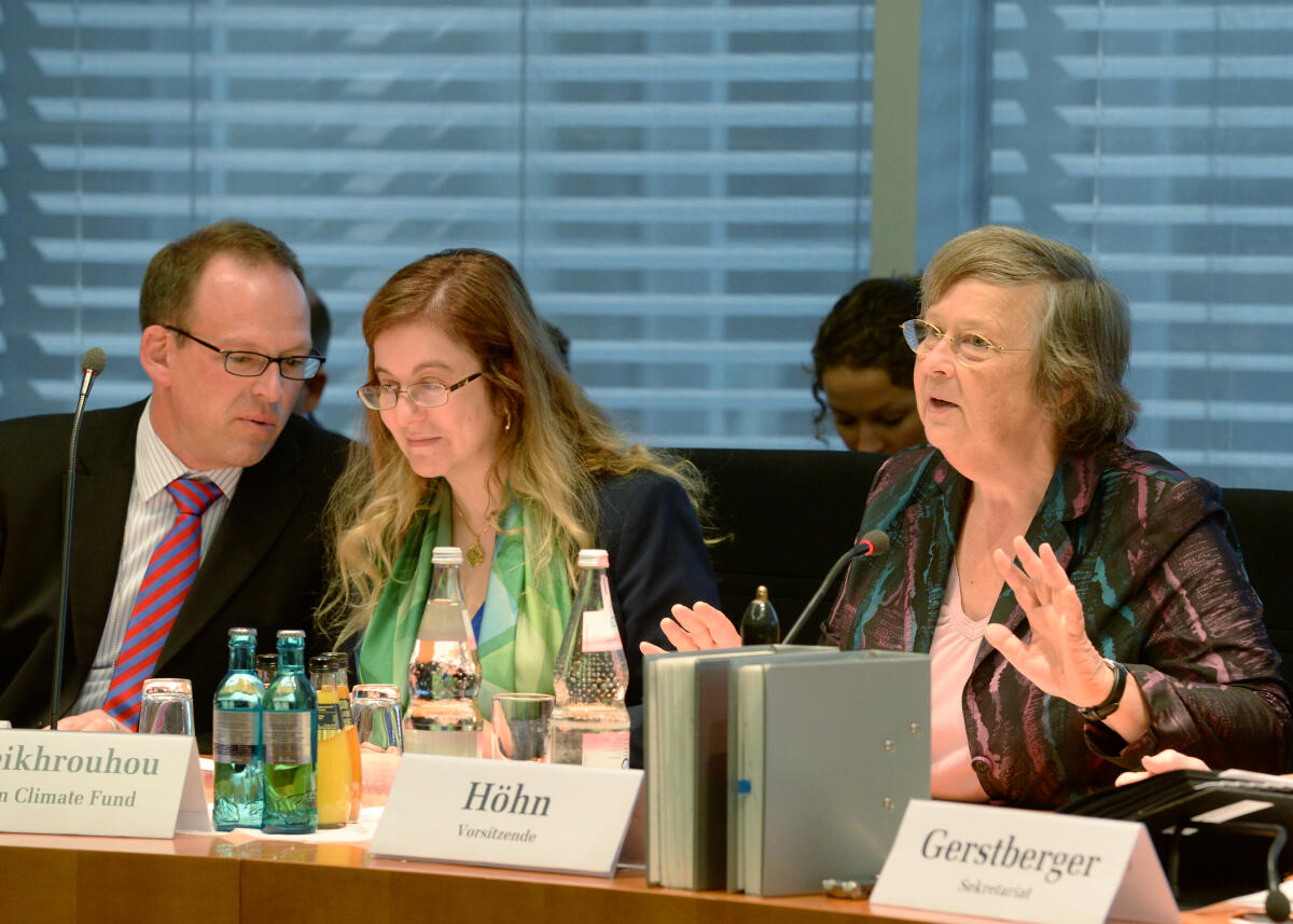 Höhn, Bärbel; Cheikhrouhou, Héla Die Executivdirektorin des Green Climate Fund (GCF), Héla Cheikhrouhou, (mitte), ist zu Gast beim Ausschuss des Deutschen Bundestages für Umwelt, Naturschutz, Bau und Reaktorsicherheit. Bärbel Höhn, (re), Bündnis 90/Die Grünen, Vorsitzende des Ausschusses, leitet die Sitzung.