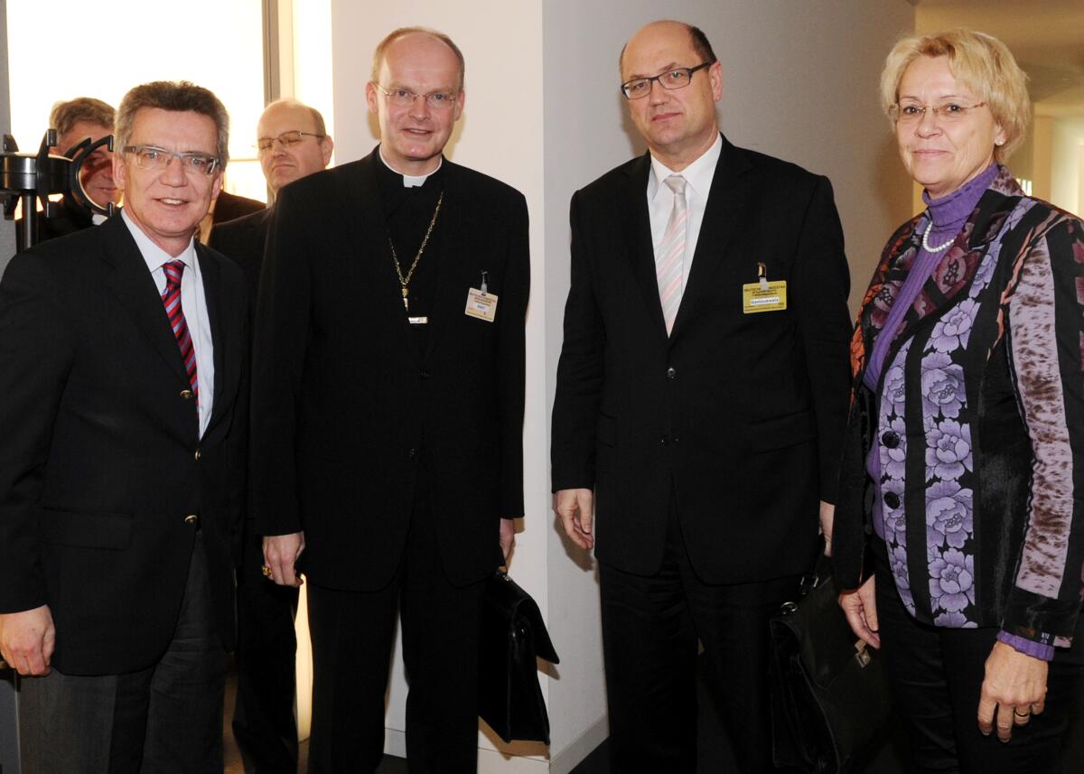 Kastner, Susanne; Overbeck, Franz-Josef; Dutzmann, Martin; Maizière, Thomas de Dr. h. c. Susanne Kastner, SPD, Vorsitzende des Verteidigungsausschusses des Deutschen Bundestages, empfängt den katholischen Militärbischof Dr. Franz-Josef Overbeck (2.v.li) und den evangelischen Militärbischof Dr. Martin Dutzmann (2.v.re) zu einem Gespräch über aktuelle Themen in der Militärseelsorge. Hier mit dem Bundesminister der Verteidigung, Dr. Thomas de Maizière, CDU/CSU, (li).