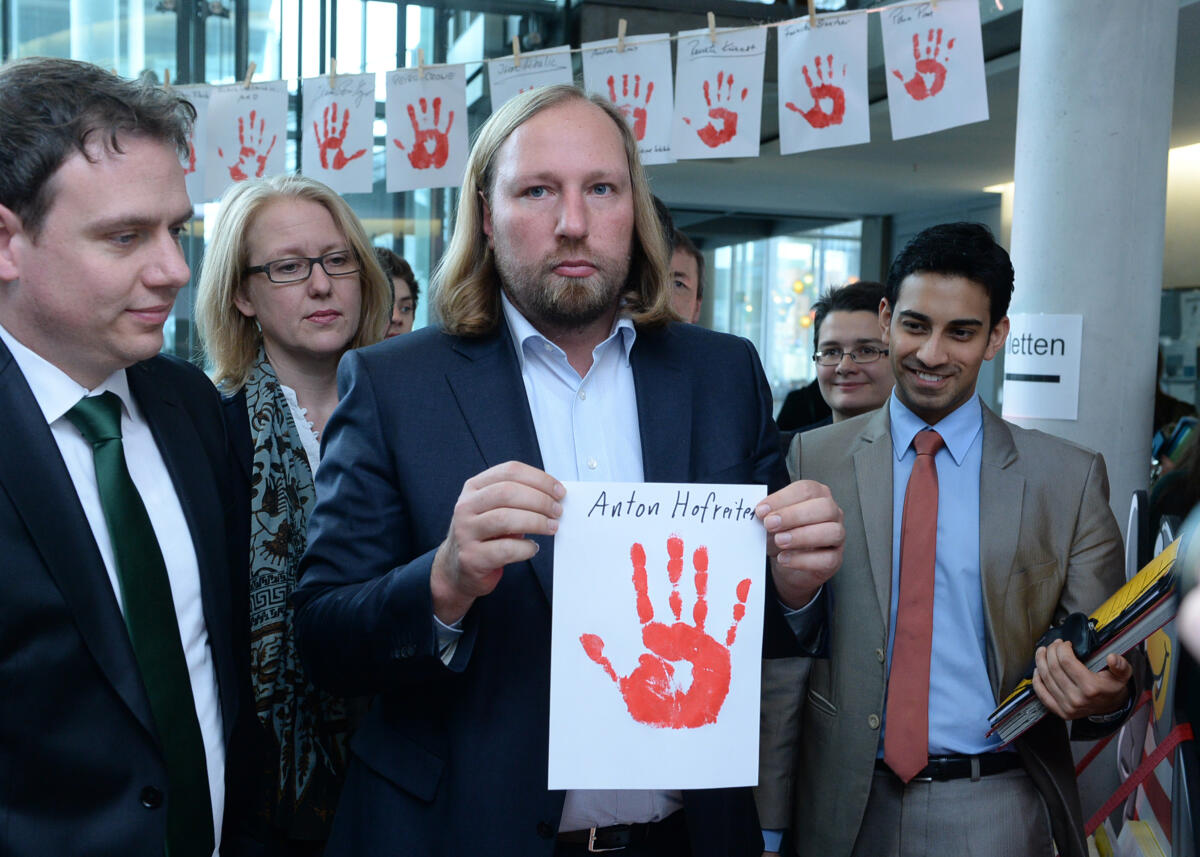 Der Unterausschuss des Deutschen Bundestages Kommission zur Wahrnehmung der Belange von Kindern (Kinderkommission, KiKo) engagiert sich am Red Hand Day: "Kinder sind keine Soldaten". Zahlreiche Mitglieder des Bundestages (Bundestagsabgeordnete) beteiligen sich an der Aktion. Hier Dr. Anton Hofreiter, Bündnis 90/Die Grünen. Hofreiter, Anton Der Unterausschuss des Deutschen Bundestages Kommission zur Wahrnehmung der Belange von Kindern (Kinderkommission, KiKo) engagiert sich am Red Hand Day: "Kinder sind keine Soldaten". Zahlreiche Mitglieder des Bundestages (Bundestagsabgeordnete) beteiligen sich an der Aktion. Hier Dr. Anton Hofreiter, Bündnis 90/Die Grünen.