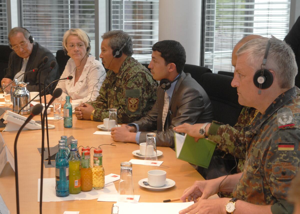 Dr. h. c. Susanne Kastner, SPD, Vorsitzende des Verteidigungsausschsuses des Deutschen Bundestages, empfängt unter der Leitung von Generalmajor Ali Musad, (3.v.li), eine Delegation aus Afghanistan. Kastner, Susanne; Musad, Ali Dr. h. c. Susanne Kastner, SPD, Vorsitzende des Verteidigungsausschsuses des Deutschen Bundestages, empfängt unter der Leitung von Generalmajor Ali Musad, (3.v.li), eine Delegation aus Afghanistan.