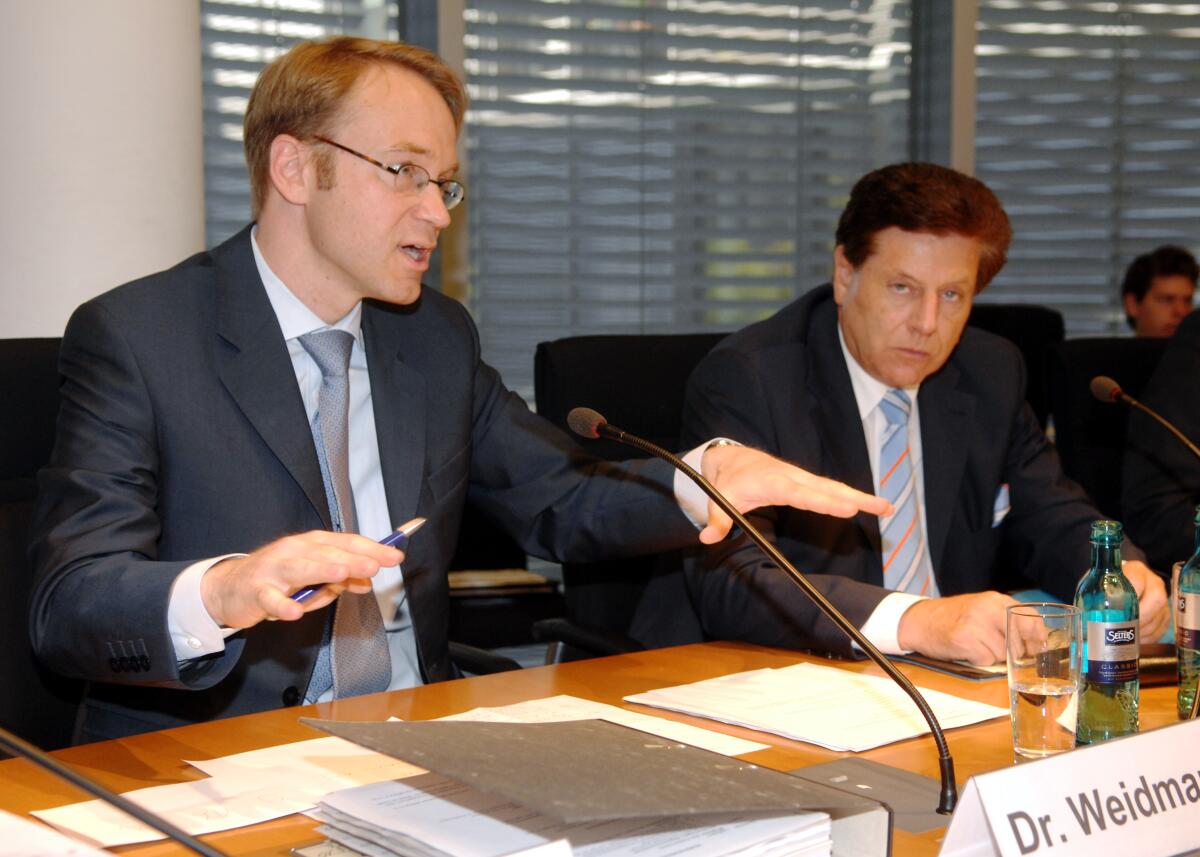 Oswald, Eduard; Weidmann, Jens Der persönliche Beauftragte der Bundeskanzlerin für die Weltwirtschaftsgipfel der G8- und G20-Staaten, Dr. Jens Weidmann, (li), unterrichtet den Ausschuss für Wirtschaft und Technologie des Deutschen Bundestages über den Stand der Vorbereitungen der Treffen in Muskoka und Toronto. Eduard Oswald, (re), CDU/CSU, Ausschussvorsitzender, leitet die Sitzung.