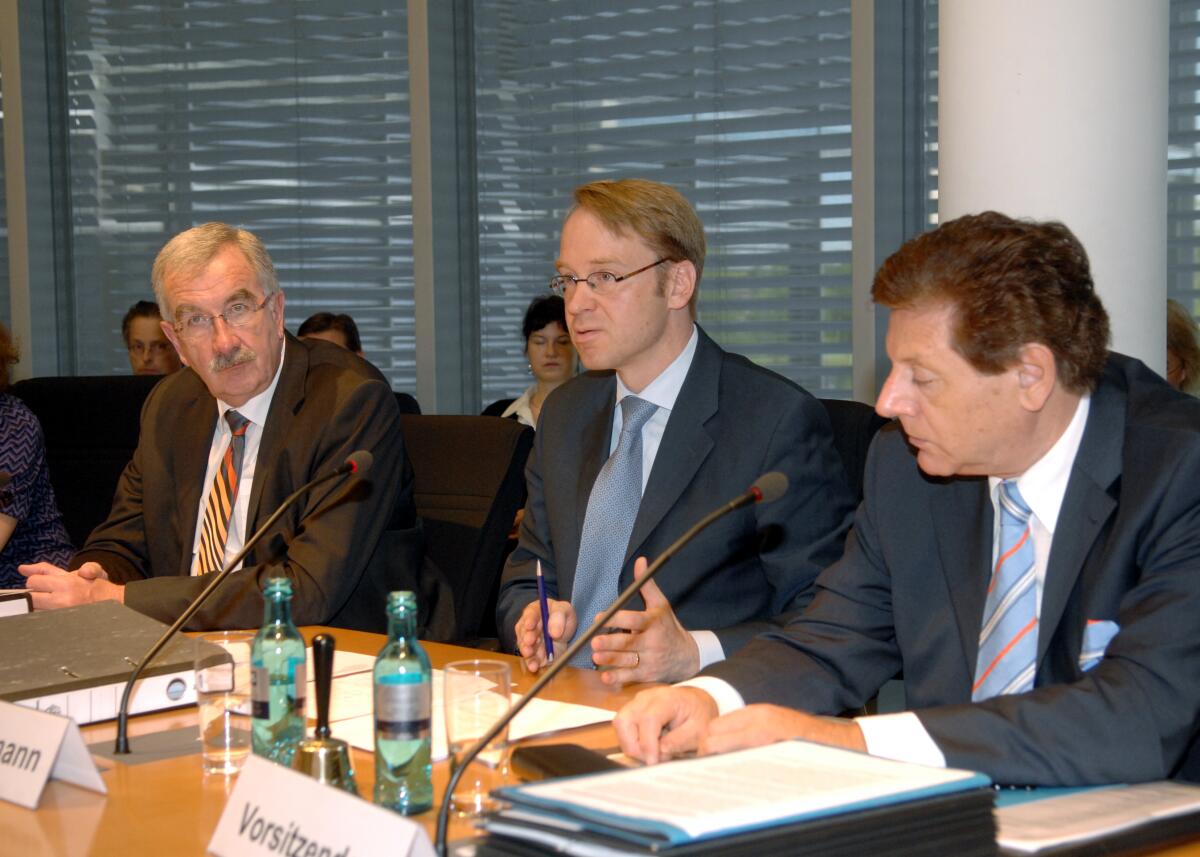 Der persönliche Beauftragte der Bundeskanzlerin für die Weltwirtschaftsgipfel der G8- und G20-Staaten, Dr. Jens Weidmann, (mitte), unterrichtet den Ausschuss für Wirtschaft und Technologie des Deutschen Bundestages über den Stand der Vorbereitungen der Treffen in Muskoka und Toronto. Eduard Oswald, (re), CDU/CSU, Ausschussvorsitzender, leitet die Sitzung, an der u. a. Ernst Burgbacher, (li), FDP, Parl. Staatssekretär, teil nimmt. Oswald, Eduard; Burgbacher, Ernst; Weidmann, Jens Der persönliche Beauftragte der Bundeskanzlerin für die Weltwirtschaftsgipfel der G8- und G20-Staaten, Dr. Jens Weidmann, (mitte), unterrichtet den Ausschuss für Wirtschaft und Technologie des Deutschen Bundestages über den Stand der Vorbereitungen der Treffen in Muskoka und Toronto. Eduard Oswald, (re), CDU/CSU, Ausschussvorsitzender, leitet die Sitzung, an der u. a. Ernst Burgbacher, (li), FDP, Parl. Staatssekretär, teil nimmt.