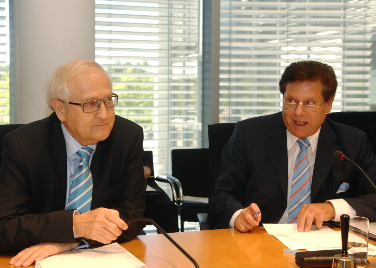 Oswald, Eduard; Brüderle, Rainer Der Bundesminister für Wirtschaft, Rainer Brüderle, (li), FDP, nimmt an der Ausschusssitzung des Ausschusses für Wirtschaft und Technologie teil. Die Sitzung wird von dem Ausschussvorsitzenden Eduard Oswald, (re), CDU/CSU, geleitet.