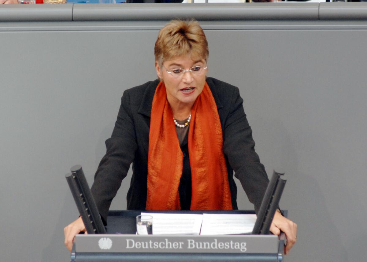 Wagner, Daniela Daniela Wagner, Bündnis 90/Die Grünen, Bundestagsabgeordnete, Abgeordnete, Mitglied des Deutschen Bundestages, MdB, Rede, Deutscher Bundestag, 24. Sitzung, TOP 3, Thema: Wohnungs- und Immobilienwirtschaft.; Rednerpult.