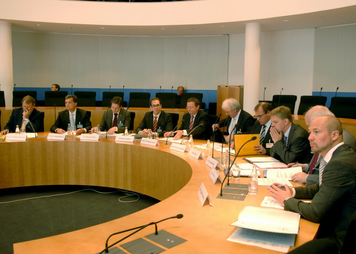  Eduard Oswald, CDU/CSU, Vorsitzender des Ausschusses für Wirtschaft und Technologie des Deutschen Bundestages, eröffnet und leitet unter Beteiligung von Sachverständigen (hier im Bild) die öffentlichen Anhörungen zu den Themen: "Entwurf eines Gesetzes zur Änderung des Gesetzes über die Einsetzung eines Nationalen Normenkontrollrates" und "Entwurf eines Gesetzes zur Umsetzung der Richtlinie des Europäischen Parlaments und des Rates über Endenergieeffizienz und Energiedienstleistungen".; Übersicht.