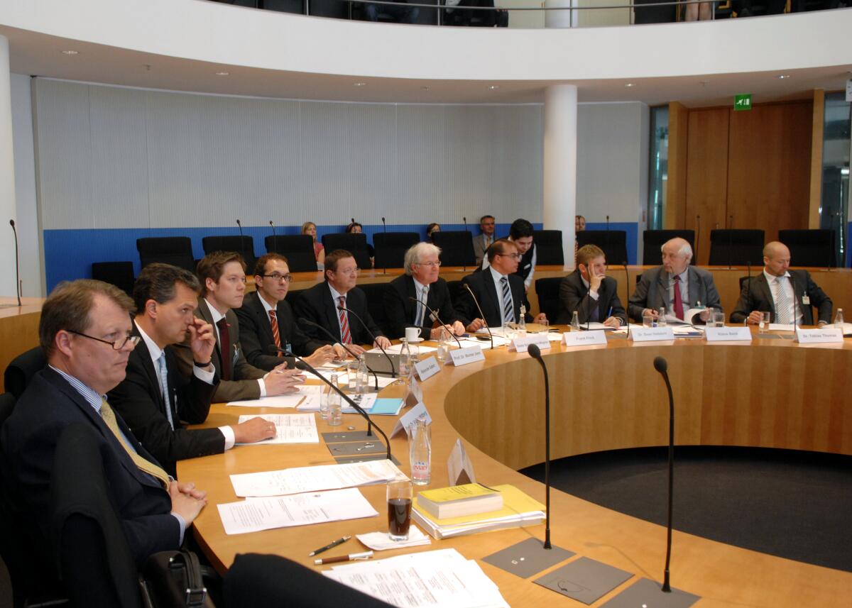  Eduard Oswald, CDU/CSU, Vorsitzender des Ausschusses für Wirtschaft und Technologie des Deutschen Bundestages, eröffnet und leitet unter Beteiligung von Sachverständigen (hier im Bild) die öffentlichen Anhörungen zu den Themen: "Entwurf eines Gesetzes zur Änderung des Gesetzes über die Einsetzung eines Nationalen Normenkontrollrates" und "Entwurf eines Gesetzes zur Umsetzung der Richtlinie des Europäischen Parlaments und des Rates über Endenergieeffizienz und Energiedienstleistungen".; Übersicht.