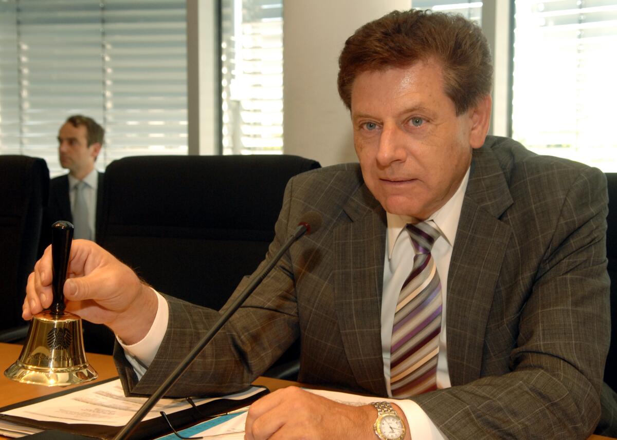 Eduard Oswald, (hier im Bild), CDU/CSU, Vorsitzender des Ausschusses für Wirtschaft und Technologie des Deutschen Bundestages, eröffnet und leitet unter Beteiligung von Sachverständigen die öffentlichen Anhörungen zu den Themen: "Entwurf eines Gesetzes zur Änderung des Gesetzes über die Einsetzung eines Nationalen Normenkontrollrates" und "Entwurf eines Gesetzes zur Umsetzung der Richtlinie des Europäischen Parlaments und des Rates über Endenergieeffizienz und Energiedienstleistungen". Oswald, Eduard Eduard Oswald, (hier im Bild), CDU/CSU, Vorsitzender des Ausschusses für Wirtschaft und Technologie des Deutschen Bundestages, eröffnet und leitet unter Beteiligung von Sachverständigen die öffentlichen Anhörungen zu den Themen: "Entwurf eines Gesetzes zur Änderung des Gesetzes über die Einsetzung eines Nationalen Normenkontrollrates" und "Entwurf eines Gesetzes zur Umsetzung der Richtlinie des Europäischen Parlaments und des Rates über Endenergieeffizienz und Energiedienstleistungen".