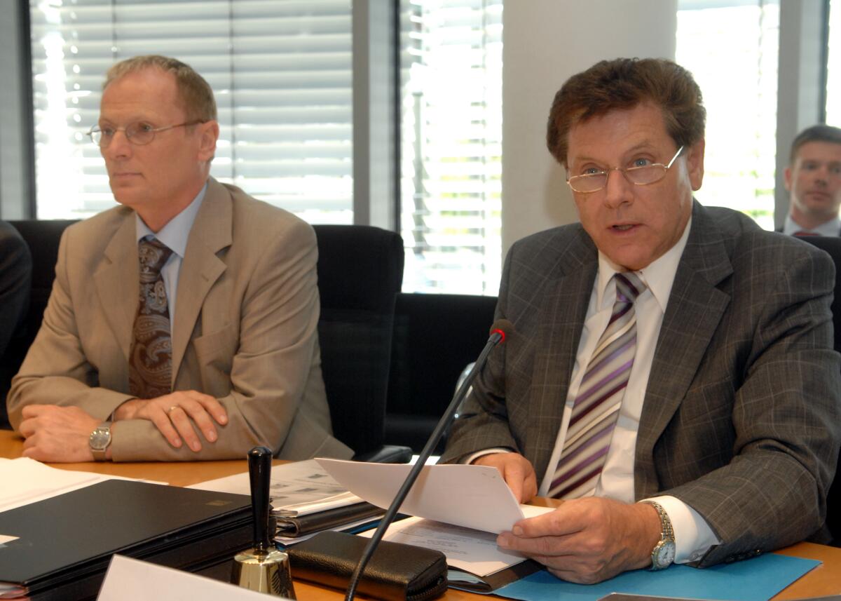 Eduard Oswald, (re), CDU/CSU, Vorsitzender des Ausschusses für Wirtschaft und Technologie des Deutschen Bundestages, eröffnet und leitet unter Beteiligung von Sachverständigen die öffentlichen Anhörungen zu den Themen: "Entwurf eines Gesetzes zur Änderung des Gesetzes über die Einsetzung eines Nationalen Normenkontrollrates" und "Entwurf eines Gesetzes zur Umsetzung der Richtlinie des Europäischen Parlaments und des Rates über Endenergieeffizienz und Energiedienstleistungen". Links der Staatssekretär im Bundesministerium für Wirtschaft und Arbeit, Jochen Homann. Oswald, Eduard; Homann, Jochen Eduard Oswald, (re), CDU/CSU, Vorsitzender des Ausschusses für Wirtschaft und Technologie des Deutschen Bundestages, eröffnet und leitet unter Beteiligung von Sachverständigen die öffentlichen Anhörungen zu den Themen: "Entwurf eines Gesetzes zur Änderung des Gesetzes über die Einsetzung eines Nationalen Normenkontrollrates" und "Entwurf eines Gesetzes zur Umsetzung der Richtlinie des Europäischen Parlaments und des Rates über Endenergieeffizienz und Energiedienstleistungen". Links der Staatssekretär im Bundesministerium für Wirtschaft und Arbeit, Jochen Homann.
