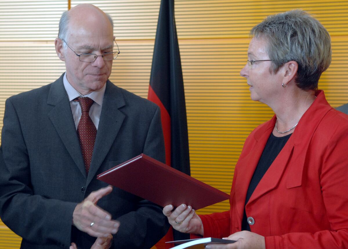 Bundestagspräsident Prof. Dr. Norbert Lammert, CDU/CSU, nimmt den Jahresbericht 2009 des Petitionsausschusses des Deutschen Bundestages entgegen. Die Vorsitzende des Ausschusses , Kersten Steinke, DIE LINKE, übergibt den Bericht an den Präsidenten. Lammert, Norbert; Steinke, Kersten Bundestagspräsident Prof. Dr. Norbert Lammert, CDU/CSU, nimmt den Jahresbericht 2009 des Petitionsausschusses des Deutschen Bundestages entgegen. Die Vorsitzende des Ausschusses , Kersten Steinke, DIE LINKE, übergibt den Bericht an den Präsidenten.
