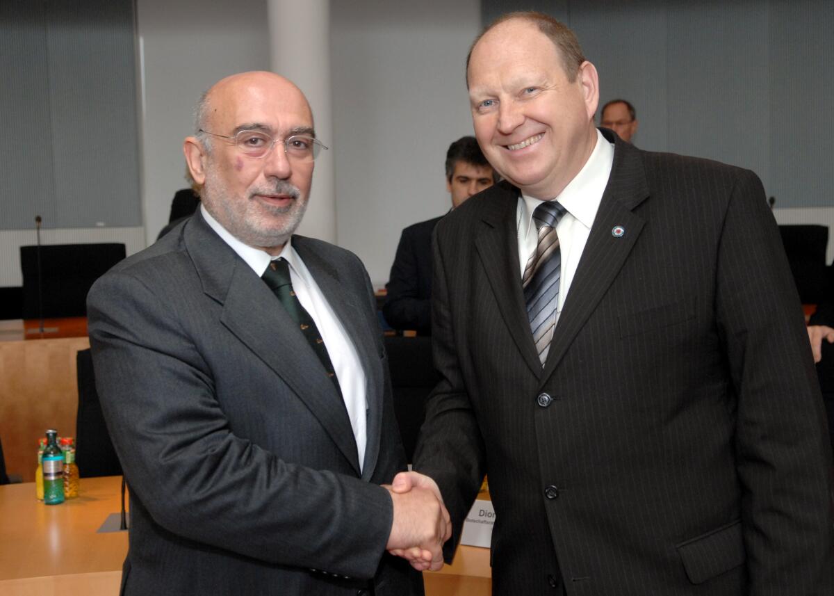 Brähmig, Klaus; Rallis, Dimitris Unter der Leitung von Klaus Brähmig, (re), CDU/CSU, Vorsitzender des Ausschusses für Tourismus des Deutschen Bundestages, findet eine Ausschusssitzung statt, an der der designierte Botschafter von Griechenland in der Bundesrepublik Deutschland, Dimitris Rallis, (li), und Delegation teil nimmt.