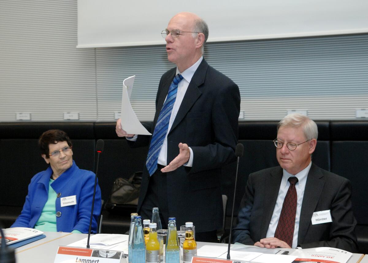 Lammert, Norbert; Süssmuth, Rita; Hörster, Joachim Bundestagspräsident Prof. Dr. Norbert Lammert, (mitte), CDU/CSU, hält die Eröffnungsrede bei der Tagung anlässlich des 40-jährigen Bestehens der Deutschen Vereinigung für Parlamentsfragen (DVParl) und der von ihr herausgegebenen Zeitschrift für Parlamenstfragen (ZParl). Unter den Teilnehmern: Prof. Dr. Rira Süssmuth, (li), Bundestagspräsidentin a. D., und der Vorsitzende der Deutschen Vereinigung für Parlamentsfragen, Joachim Hörster, (re), MdB.