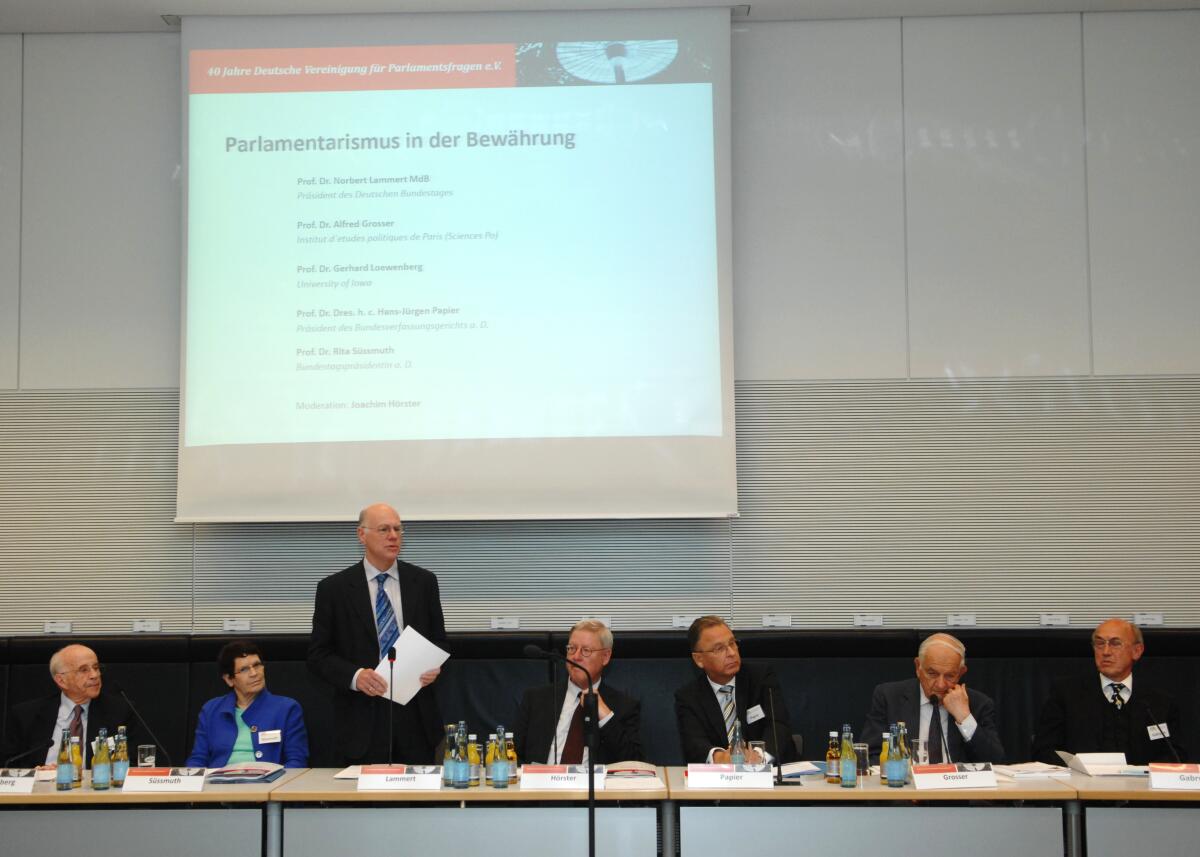 Lammert, Norbert; Süssmuth, Rita; Hörster, Joachim Bundestagspräsident Prof. Dr. Norbert Lammert, (3.v.li), CDU/CSU, hält die Eröffnungsrede bei der Tagung anlässlich des 40-jährigen Bestehens der Deutschen Vereinigung für Parlamentsfragen (DVParl) und der von ihr herausgegebenen Zeitschrift für Parlamenstfragen (ZParl). Unter den Teilnehmern: Prof. Dr. Rira Süssmuth, (2.v.li), Bundestagspräsidentin a. D., und der Vorsitzende der Deutschen Vereinigung für Parlamentsfragen, Joachim Hörster, (4.v.li), MdB.