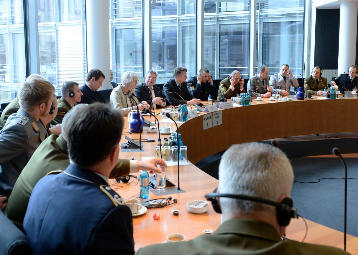 Der Verteidigungsausschuss des Deutschen Bundestages empfängt unter der Leitung des Bundestagsabgeordneten und Ausschussmitglieds Jürgen Hardt, CDU/CSU, Teilnehmer des deutsch-litauischen Partenrschaftsseminars für Unteroffiziere des Zentrums für Innere Führung der Bundeswehr, zu einem Gespräch.; Übersicht. Der Verteidigungsausschuss des Deutschen Bundestages empfängt unter der Leitung des Bundestagsabgeordneten und Ausschussmitglieds Jürgen Hardt, CDU/CSU, Teilnehmer des deutsch-litauischen Partenrschaftsseminars für Unteroffiziere des Zentrums für Innere Führung der Bundeswehr, zu einem Gespräch.; Übersicht.
