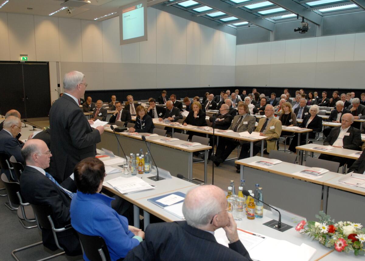 Lammert, Norbert; Süssmuth, Rita; Hörster, Joachim Bundestagspräsident Prof. Dr. Norbert Lammert, (li), CDU/CSU, hält die Eröffnungsrede bei der Tagung anlässlich des 40-jährigen Bestehens der Deutschen Vereinigung für Parlamentsfragen (DVParl) und der von ihr herausgegebenen Zeitschrift für Parlamenstfragen (ZParl). Unter den Teilnehmern: Prof. Dr. Rira Süssmuth, (2.v.re), Bundestagspräsidentin a. D., und der Vorsitzende der Deutschen Vereinigung für Parlamentsfragen, Joachim Hörster, (stehend), MdB, der die Tagung eröffnet..