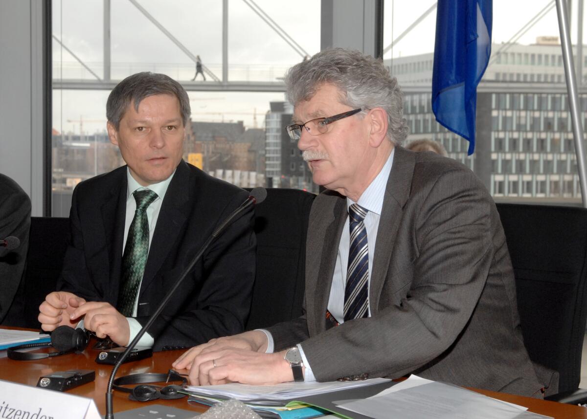 Goldmann, Hans-Michael; Ciolos, Dacian Hans Michael Goldmann, (re), FDP, Vorsitzender des Ausschusses für Ernährung, Landwirtschaft und Verbraucherschutz, leitet die Ausschusssitzung, an der der EU-Agrarkommissar für Landwirtschaft und ländliche Entwicklung, Dr. Dacian Ciolos, (2.v.re), teil nimmt.