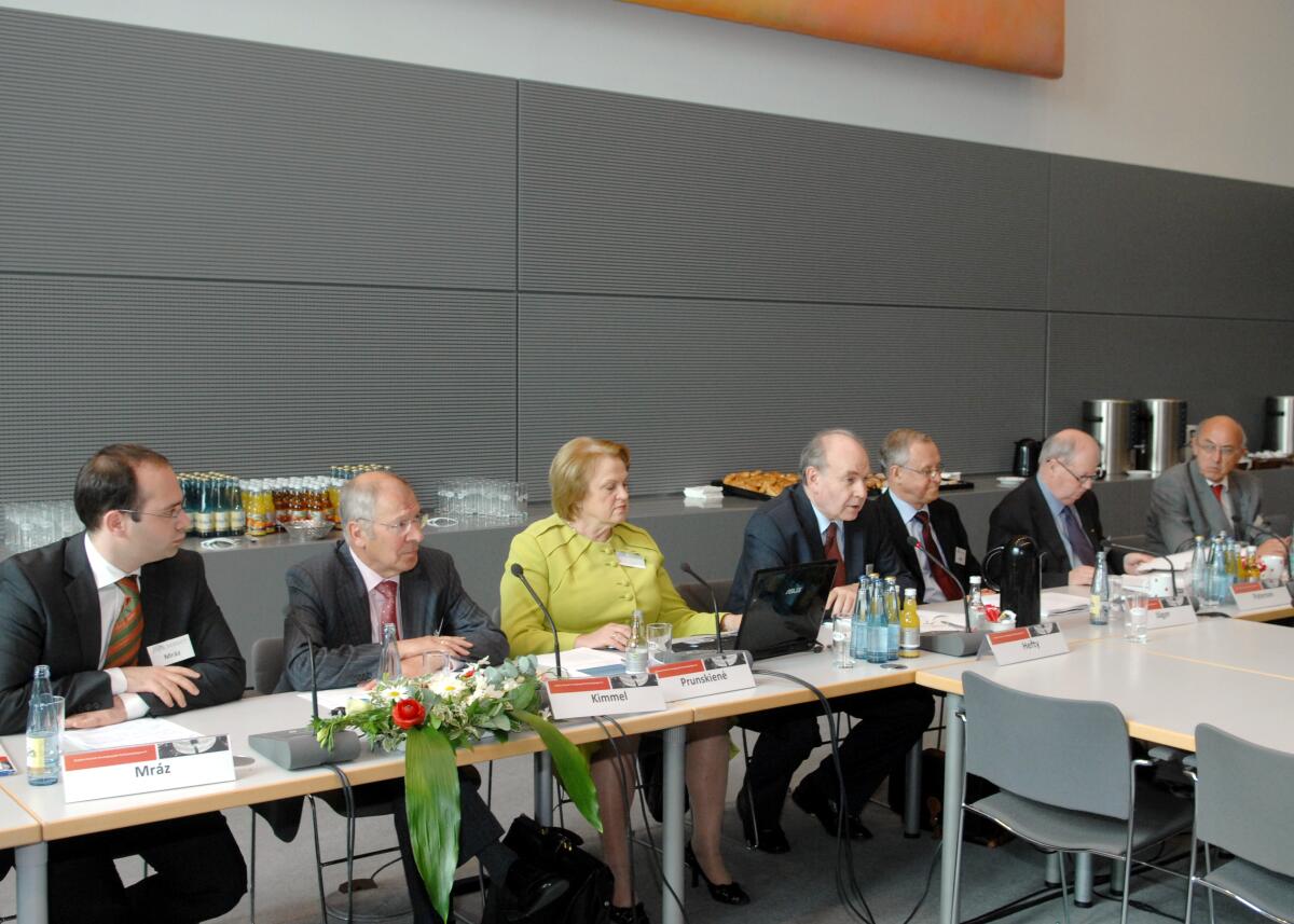 Balog, Zoltán; Jäger, Wolfgang; Kimmel, Adolf; Paterson, William E.; Prunskiene, Kazimiera; Hefty, Georg Paul Tagung anlässlich des 40-jährigen Bestehens der Deutschen Vereinigung für Parlamentsfragen (DVParl) und der von ihr herausgegebenen Zeitschrift für Parlamenstfragen (ZParl). Hier das 2. Panel zum Thema: Die Macht der Parlamente im internationalen Vergleich. Teilnehmer: Zoltan Balog, Prof. Dr. Wolfgang Jäger, Prof. Dr. Adolf Kimmel, Prof. Dr. William E. Paterson, Kazimiera Prunskiene, Moderation: Dr. Georg Paul Hefty.
