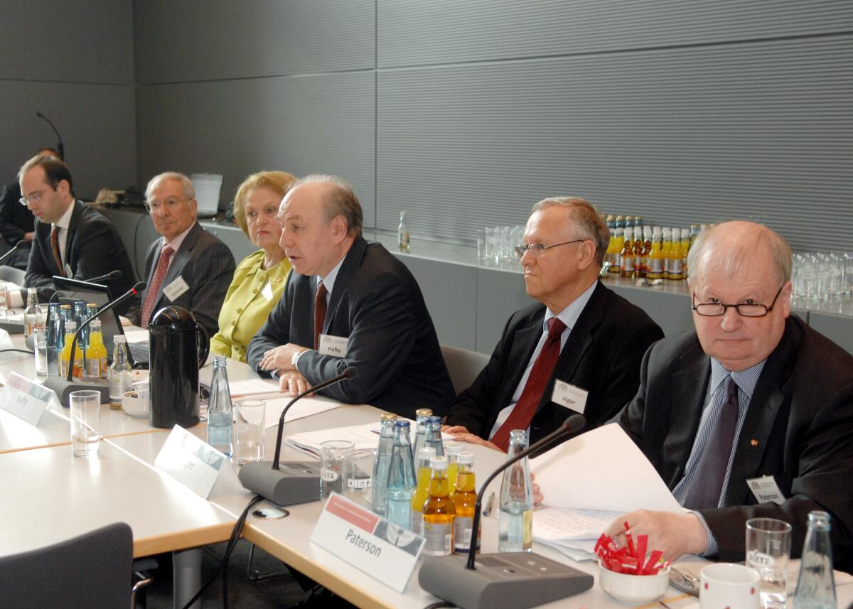 Balog, Zoltán; Jäger, Wolfgang; Kimmel, Adolf; Paterson, William E.; Prunskiene, Kazimiera; Hefty, Georg Paul Tagung anlässlich des 40-jährigen Bestehens der Deutschen Vereinigung für Parlamentsfragen (DVParl) und der von ihr herausgegebenen Zeitschrift für Parlamenstfragen (ZParl). Hier das 2. Panel zum Thema: Die Macht der Parlamente im internationalen Vergleich. Teilnehmer: Zoltan Balog, Prof. Dr. Wolfgang Jäger, Prof. Dr. Adolf Kimmel, Prof. Dr. William E. Paterson, Kazimiera Prunskiene, Moderation: Dr. Georg Paul Hefty.