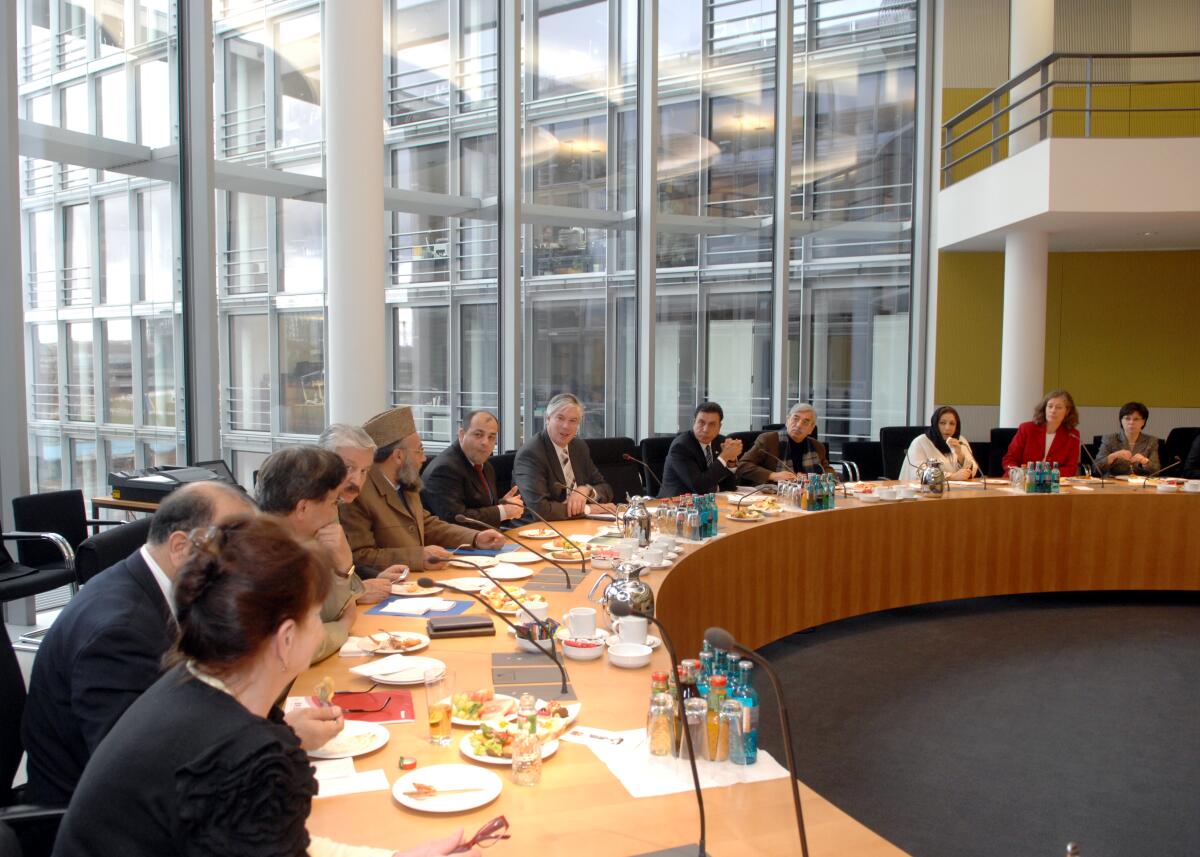 Der Ausschuss für wirtschaftliche Zusammenarbeit und Entwicklung empfängt Gäste aus Afghanistan und Pakistan zu einem Gespräch. Der Ausschuss für wirtschaftliche Zusammenarbeit und Entwicklung empfängt Gäste aus Afghanistan und Pakistan zu einem Gespräch.