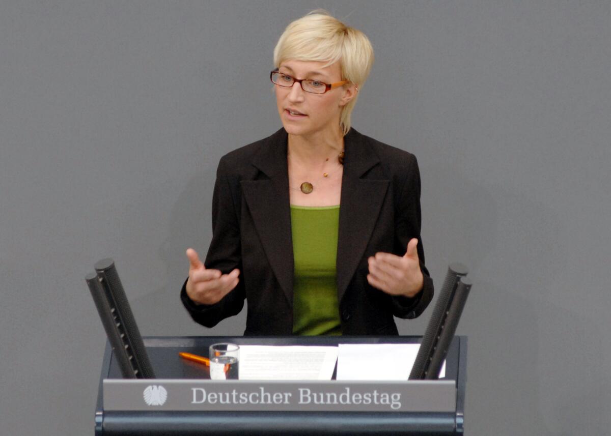 Nadine Müller, CDU/CSU, Bundestagsabgeordnete, Abgeordnete, Mitglied des Deutschen Bundestages, MdB, Rede, Deutscher Bundestag, 43. Sitzung, TOP 5, Thema: Berufsbildungspolitik.; Rednerpult. Müller, Nadine Nadine Müller, CDU/CSU, Bundestagsabgeordnete, Abgeordnete, Mitglied des Deutschen Bundestages, MdB, Rede, Deutscher Bundestag, 43. Sitzung, TOP 5, Thema: Berufsbildungspolitik.; Rednerpult.