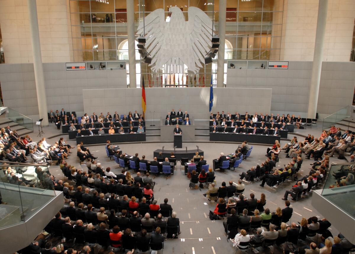 Vereidigung des neuen Bundespräsidenten Christian Wulff in einer gemeinsamen Sitzung von Bundestag und Bundesrat.; Übersicht, Plenarsaal. Vereidigung des neuen Bundespräsidenten Christian Wulff in einer gemeinsamen Sitzung von Bundestag und Bundesrat.; Übersicht, Plenarsaal.