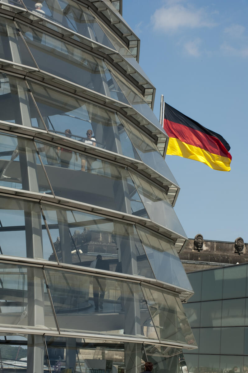 Blick auf die Kuppel während der 14. Bundesversammlung zur Wahl des Bundespräsidenten.; Deutschlandflagge, Fahne Blick auf die Kuppel während der 14. Bundesversammlung zur Wahl des Bundespräsidenten.; Deutschlandflagge, Fahne
