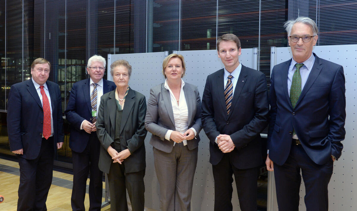 Högl, Eva; Sensburg, Patrick; Hahn, André; Däubler-Gmelin, Herta Deutsche Vereinigung für Parlamentsfragen am Mittwoch, 25. November 2015,  Diskussion zum Thema: Die Parlamentarische Kontrolle der Nachrichtendienste in der Zukunft; v.li. Dr. André Hahn, CDU/CSU, Prof. Heinrich Oberreuter, Herta Däubler-Gmelin, die Vorsitzende der Deutschen Vereinigung für Parlamentsfragen Dr. Eva Högl, SPD, Prof. Dr. Patrick Sensburg, CDU/CSU, Günther Heiß, Leiter der Abteilung 6 im Kanzleramt.