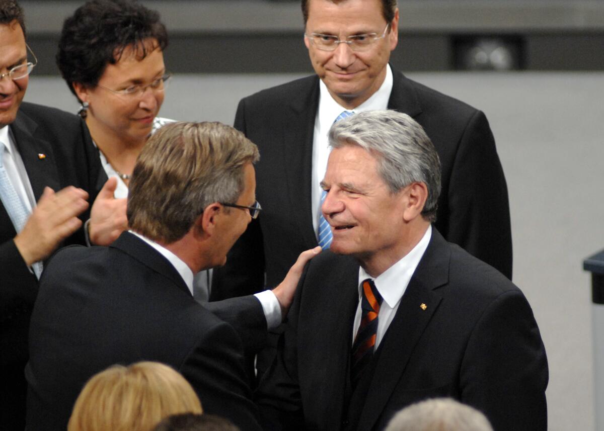 Wulff, Christian; Gauck, Joachim 14. Bundesversammlung. Wahl des Bundespräsidenten. Joachim Gauck gratuliert Christian Wulff zur Wahl.