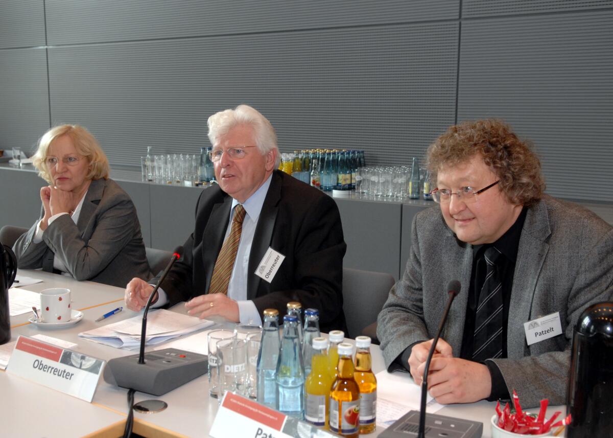 Bruns, Tissy; Prantl, Heribert; Oberreuter, Heinrich Tagung anlässlich des 40-jährigen Bestehens der Deutschen Vereinigung für Parlamentsfragen (DVParl) und der von ihr herausgegebenen Zeitschrift für Parlamenstfragen (ZParl). Hier das 3. Panel zu dem Thema: Öffentlichkeit, Vertrauen, Legitimität. Die Teilnehmer: Tissy Bruns, (li), Dr. Heribert Prantl, (re), Moderation: Prof. Dr. Dr. h. c. Heinrich Oberreuter, (mitte).