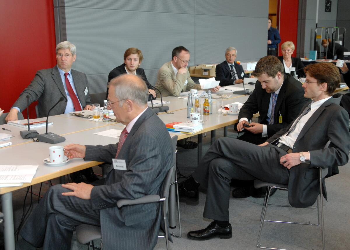  Tagung anlässlich des 40-jährigen Bestehens der Deutschen Vereinigung für Parlamentsfragen (DVParl) und der von ihr herausgegebenen Zeitschrift für Parlamenstfragen (ZParl). Hier das 3. Panel zu dem Thema: Öffentlichkeit, Vertrauen, Legitimität. Die Teilnehmer: Tissy Bruns, Dr. Heribert Prantl,  Moderation: Prof. Dr. Dr. h. c. Heinrich Oberreuter.; Übersicht.