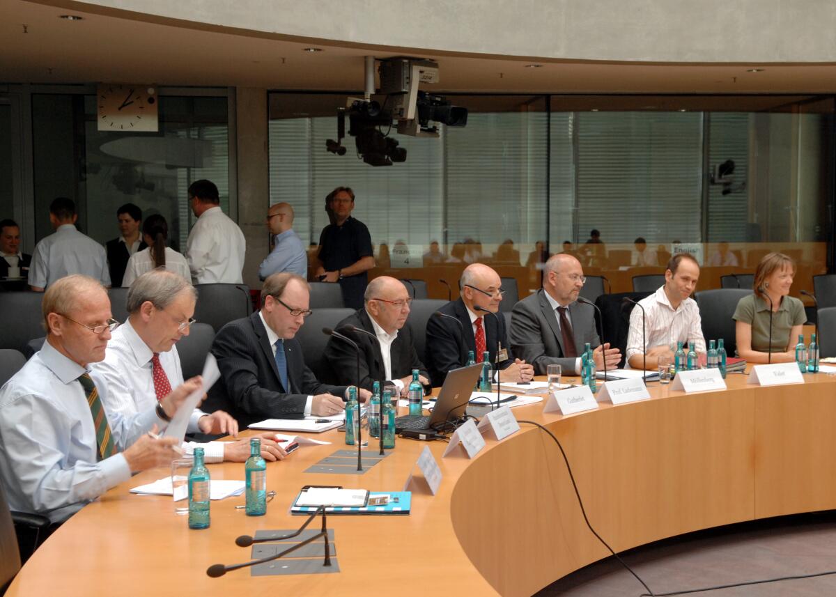  Michael Goldmann, FDP, Vorsitzender des Ausschusses für Ernährung, Landwirtschaft und Verbraucherschutz, leitet mit Beteiligung von Sachverständigen (hier im Bild) eine öffentliche Anhörung zum Thema: "Angebots- und Nachfragemarkt des Lebensmitteleinzelhandels und die Auswirkungen auf die Verbraucher".