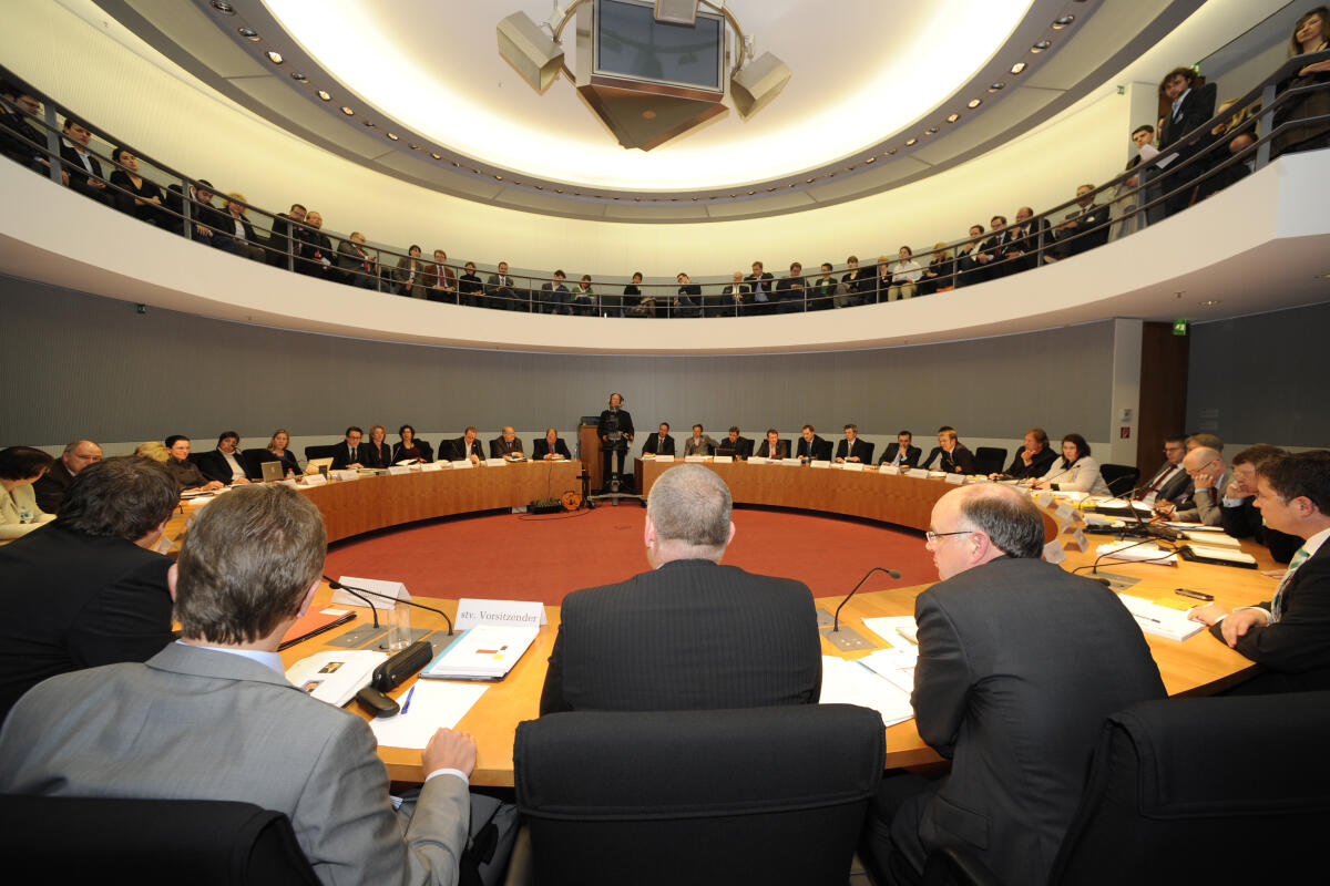Konstituierende Sitzung der Enquete-Kommission "Internet und digitale Gesellschaft".; Blick in den Sitzungssaal, Gesamtansicht Konstituierende Sitzung der Enquete-Kommission "Internet und digitale Gesellschaft".; Blick in den Sitzungssaal, Gesamtansicht