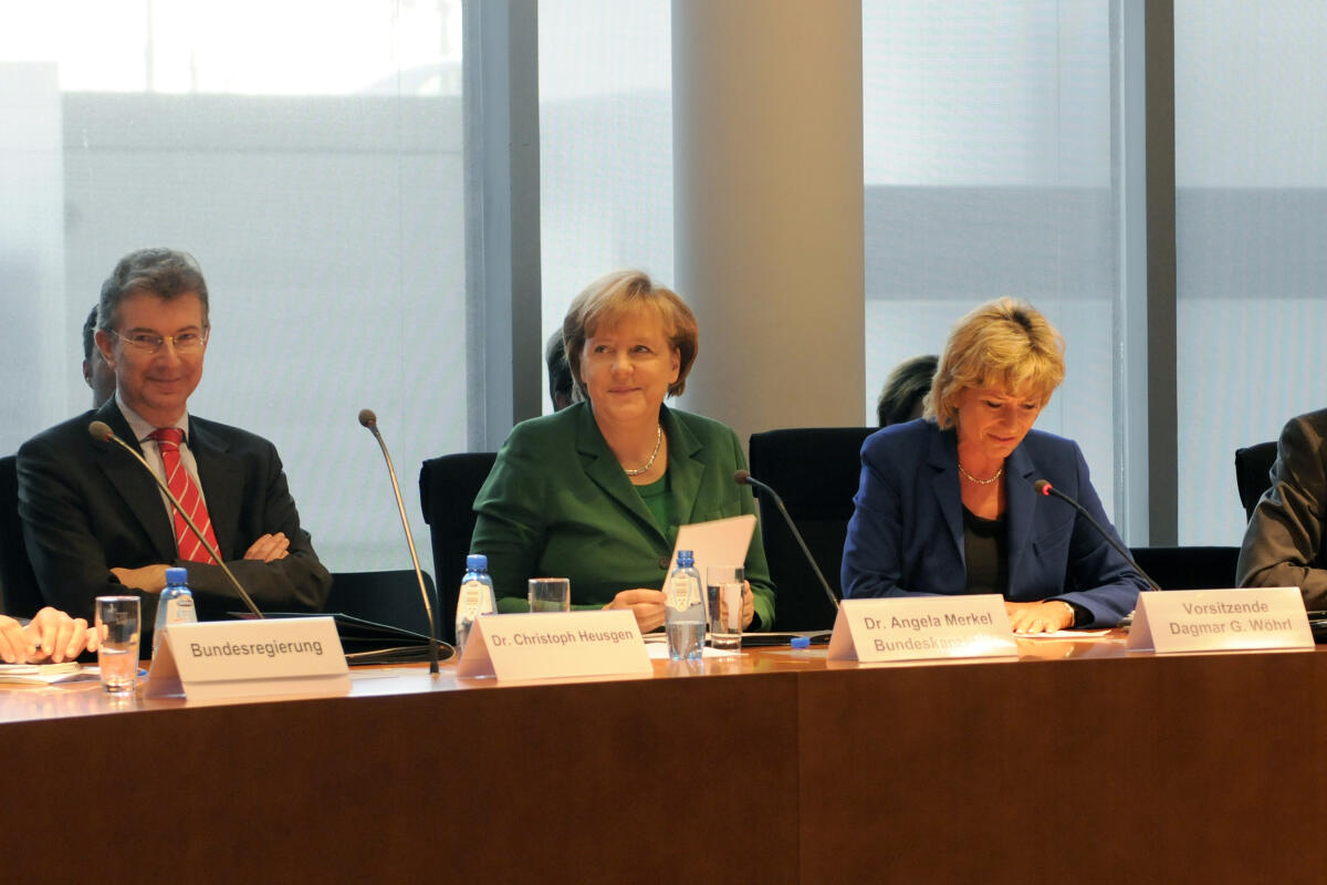 Dr. Angela Merkel, CDU/CSU, zu Besuch im Ausschuss für wirtschaftliche Zusammenarbeit und Entwicklung. v.l. Dr. Christoph Heusgen,Bundesregierung, Bundeskanzlerin Dr. Angela Merkel, CDU/CSU, Dagmar Wöhrl, CDU/CSU. Merkel, Angela; Wöhrl, Dagmar G. Dr. Angela Merkel, CDU/CSU, zu Besuch im Ausschuss für wirtschaftliche Zusammenarbeit und Entwicklung. v.l. Dr. Christoph Heusgen,Bundesregierung, Bundeskanzlerin Dr. Angela Merkel, CDU/CSU, Dagmar Wöhrl, CDU/CSU.