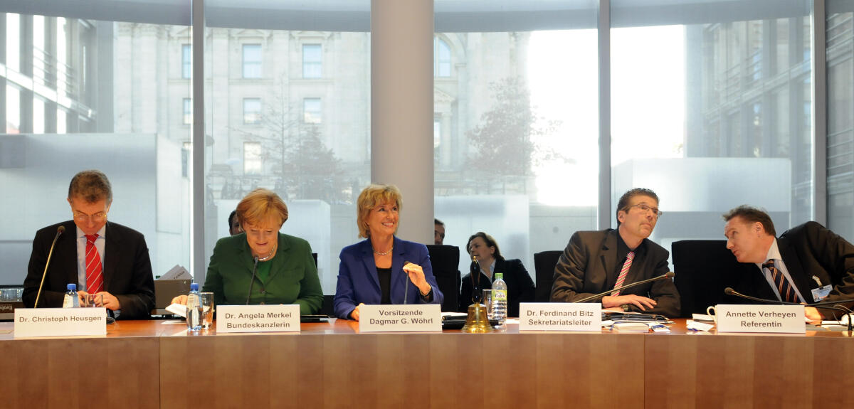 Merkel, Angela; Wöhrl, Dagmar G. Dr. Angela Merkel, CDU/CSU, zu Besuch im Ausschuss für wirtschaftliche Zusammenarbeit und Entwicklung. v.l. Dr. Christoph Heusgen,Bundesregierung, Bundeskanzlerin Dr. Angela Merkel, CDU/CSU, Ausschussvorsitzende Dagmar Wöhrl, CDU/CSU, Dr. Ferdinand Bitz, Sekretariatsleiter, Axel Klüsener, Sekretariat.