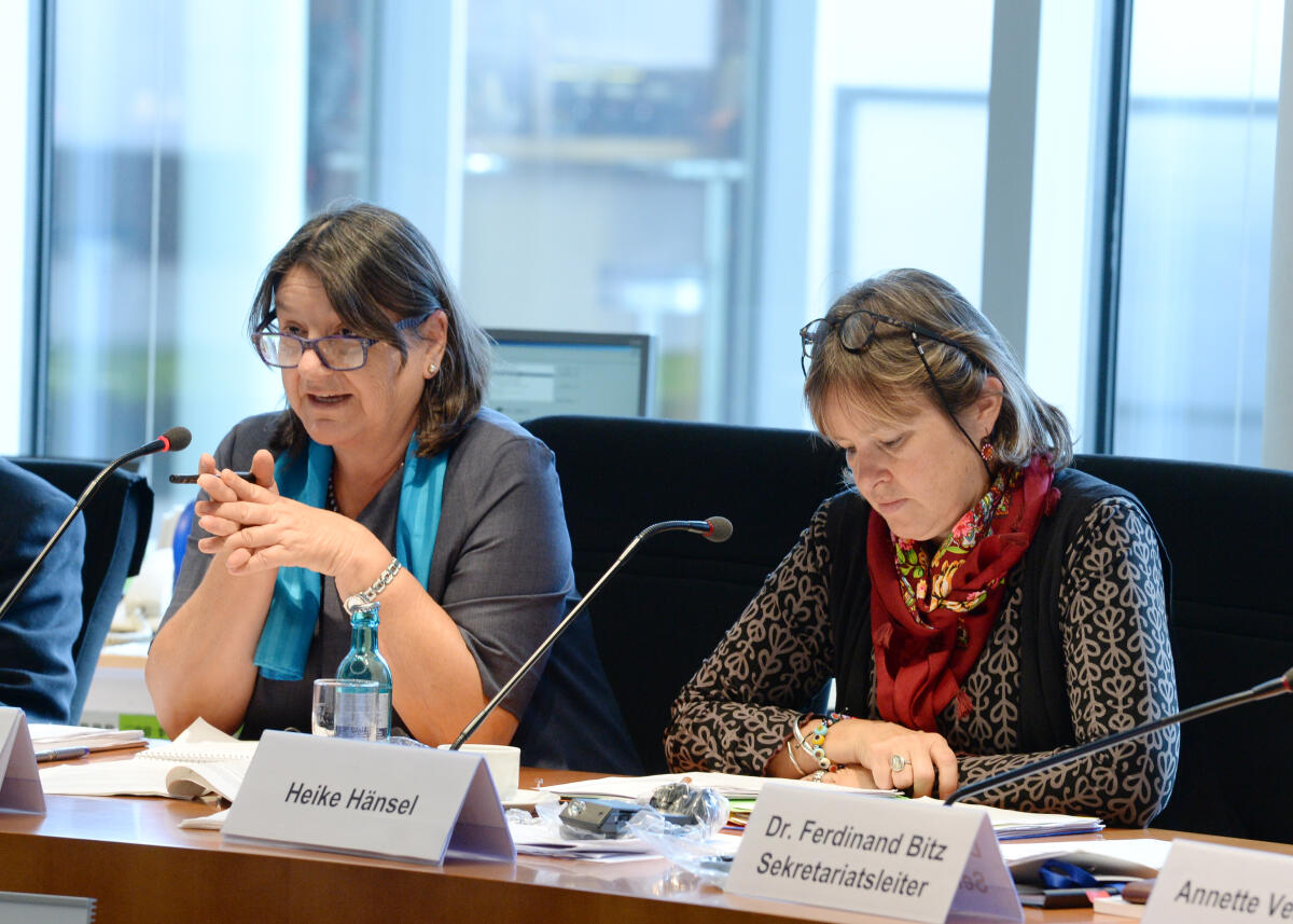 Prof. Hilal Elver, (li), Sonderberichterstatterin der Vereinten Nationen für das Recht auf Nahrung, ist zu Gast beim Ausschuss des Deutschen Bundestages für wirtschaftliche Zusammenarbeit und Entwicklung. Heike Hänsel, (re), DIE LINKE, Mitglied des Bundestages und des Ausschusses, leitet die Sitzung. Hänsel, Heike; Elver, Hilal Prof. Hilal Elver, (li), Sonderberichterstatterin der Vereinten Nationen für das Recht auf Nahrung, ist zu Gast beim Ausschuss des Deutschen Bundestages für wirtschaftliche Zusammenarbeit und Entwicklung. Heike Hänsel, (re), DIE LINKE, Mitglied des Bundestages und des Ausschusses, leitet die Sitzung.