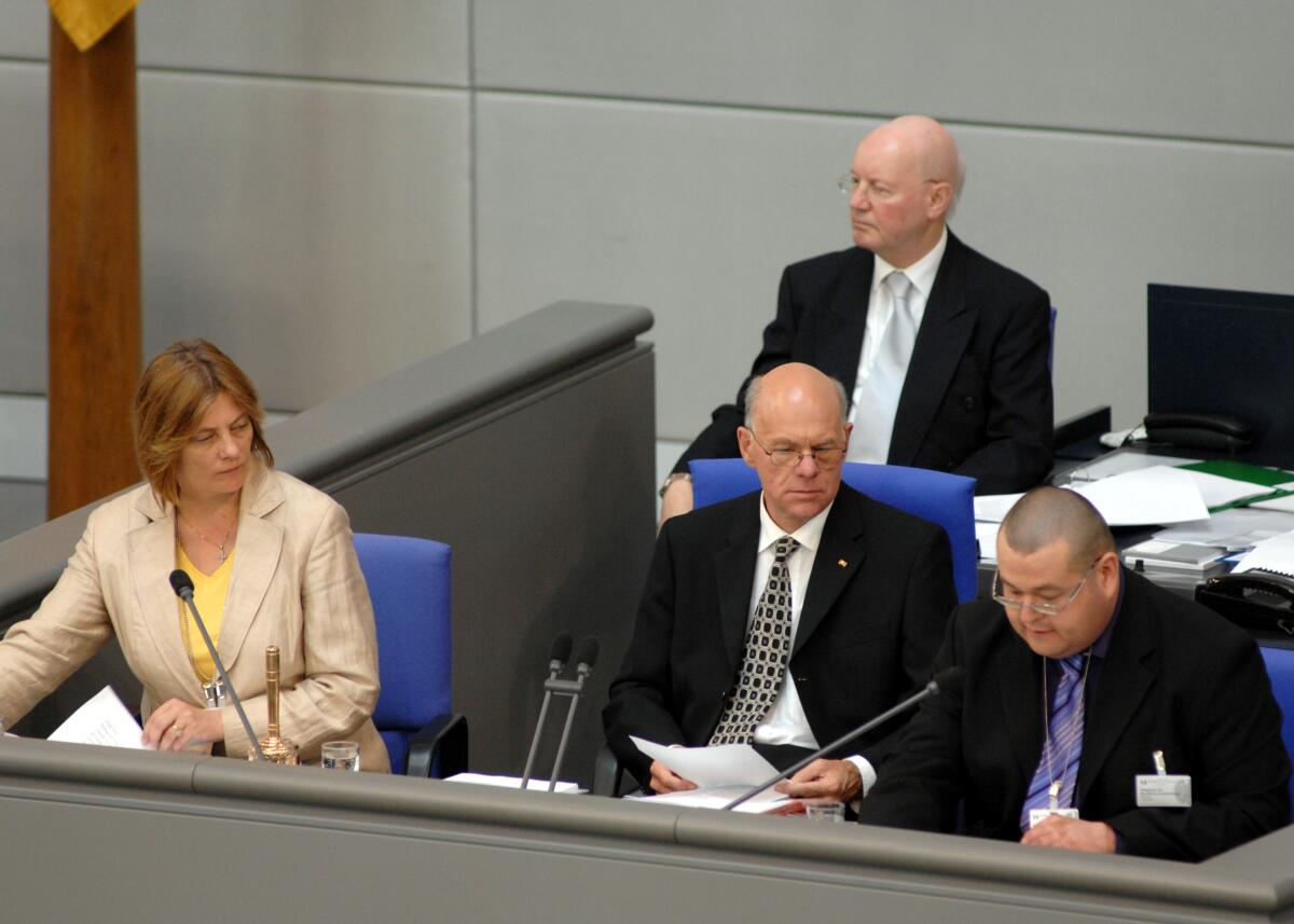 14. Bundesversammlung. Wahl des Bundespräsidenten. Schriftführer: Sabine Weiss, (li), CDU/CSU, Alexander Süßmair, (re), DIE LINKE, Vorsitz: Bundestagspräsident Prof. Dr. Norbert Lammert, (mitte), CDU/CSU. Lammert, Norbert; Weiss, Sabine; Süßmair, Alexander 14. Bundesversammlung. Wahl des Bundespräsidenten. Schriftführer: Sabine Weiss, (li), CDU/CSU, Alexander Süßmair, (re), DIE LINKE, Vorsitz: Bundestagspräsident Prof. Dr. Norbert Lammert, (mitte), CDU/CSU.