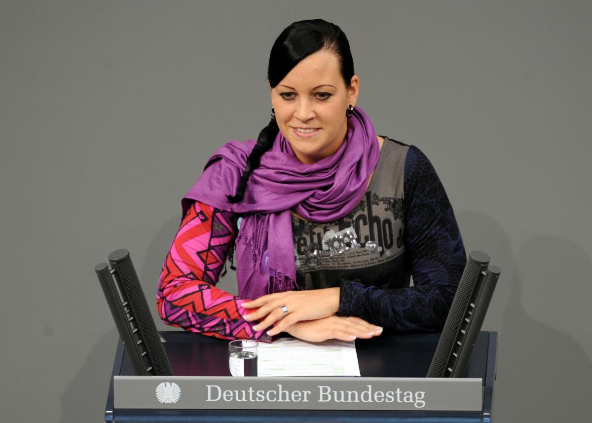 Yvonne Ploetz, DIE LINKE, Bundestagsabgeordnete, Abgeordnete, Mitglied des Deutschen Bundestages, MdB, Rede, Deutscher Bundestag, 165. Sitzung, Top 3, Thema: Gleichstellungspolitik.; Rednerpult. Ploetz, Yvonne Yvonne Ploetz, DIE LINKE, Bundestagsabgeordnete, Abgeordnete, Mitglied des Deutschen Bundestages, MdB, Rede, Deutscher Bundestag, 165. Sitzung, Top 3, Thema: Gleichstellungspolitik.; Rednerpult.