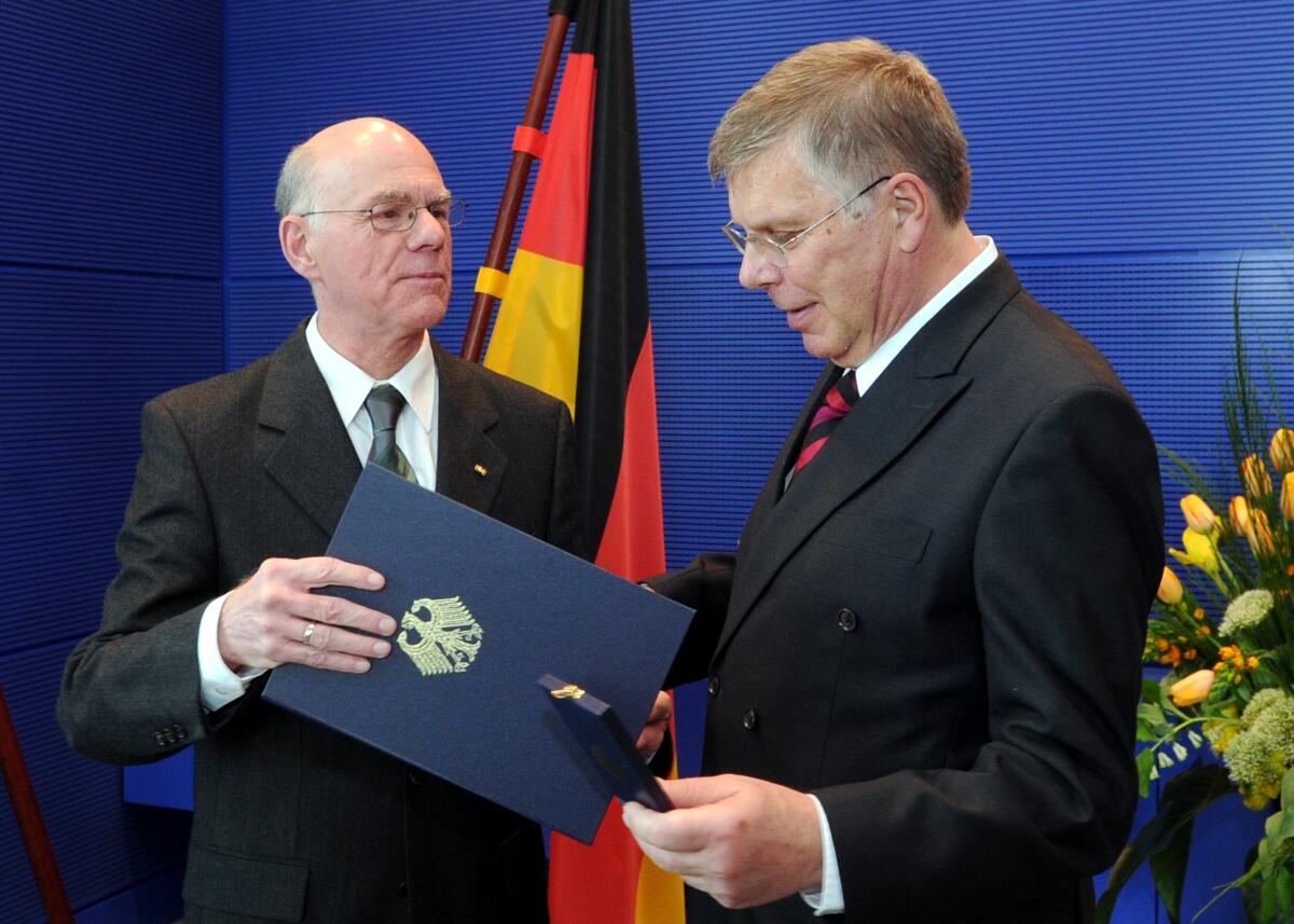 Bundestagspräsident Prof. Dr. Norbert Lammert, (li), CDU/CSU, überreicht namens des Bundespräsidenten Joachim Gauck, das Bundesverdienstkreuz am Bande an Dr. Peter Danckert, (re), SPD.; Fahne, Fahnen, Orden, Ordensüberreichung, Verdienstkreuz, Geste, Gestik. Danckert, Peter; Lammert, Norbert Bundestagspräsident Prof. Dr. Norbert Lammert, (li), CDU/CSU, überreicht namens des Bundespräsidenten Joachim Gauck, das Bundesverdienstkreuz am Bande an Dr. Peter Danckert, (re), SPD.; Fahne, Fahnen, Orden, Ordensüberreichung, Verdienstkreuz, Geste, Gestik.