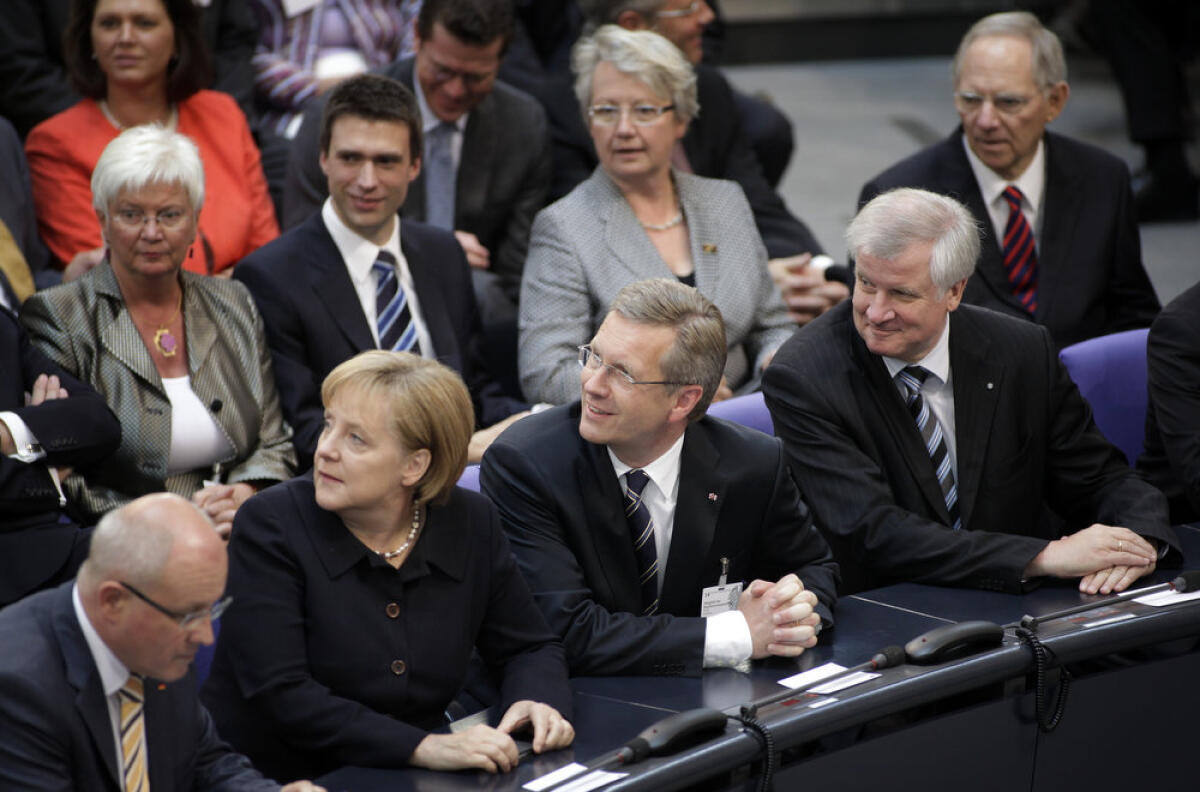 14. Bundesversammlung : Wahl des Bundespraesidenten im Reichstag.; Bild vorne v.l.n.r.: Volker Kauder, MdB, CDU/CSU, Bundeskanzlerin Angela Merkel, MdB, CDU/CSU, Christian Wulff, Kandidat der CDU/CSU für das Amt des Bundespräsidenten, Horst Seehofer,, bayerischer Ministerpräsident.; zweite Reihe v.l.n.r.: Geda Hasselfeldt, CDU/CSU, Vizepräsidentin des Deutschen Bundestages, Stefan Müller, CDU/CSU, MdB, Dr. Annette Schavan, Bundesministerin für Bildung und Forschung und Dr. Wolfgang Schäuble, Bundesminister der Finanzen.; dahinter Ilse Aiger, CDU/CSU, MdB, Bundesministerim für Ernährung, Landwirtschaft und Verbraucherschutz und Dr. Karl-Theodor Freiherr zu Guttenberg, CDU/CSU, Bundesminister der Verteidigung. Kauder, Volker; Merkel, Angela; Wulff, Christian; Seehofer, Horst Lorenz 14. Bundesversammlung : Wahl des Bundespraesidenten im Reichstag.; Bild vorne v.l.n.r.: Volker Kauder, MdB, CDU/CSU, Bundeskanzlerin Angela Merkel, MdB, CDU/CSU, Christian Wulff, Kandidat der CDU/CSU für das Amt des Bundespräsidenten, Horst Seehofer,, bayerischer Ministerpräsident.; zweite Reihe v.l.n.r.: Geda Hasselfeldt, CDU/CSU, Vizepräsidentin des Deutschen Bundestages, Stefan Müller, CDU/CSU, MdB, Dr. Annette Schavan, Bundesministerin für Bildung und Forschung und Dr. Wolfgang Schäuble, Bundesminister der Finanzen.; dahinter Ilse Aiger, CDU/CSU, MdB, Bundesministerim für Ernährung, Landwirtschaft und Verbraucherschutz und Dr. Karl-Theodor Freiherr zu Guttenberg, CDU/CSU, Bundesminister der Verteidigung.