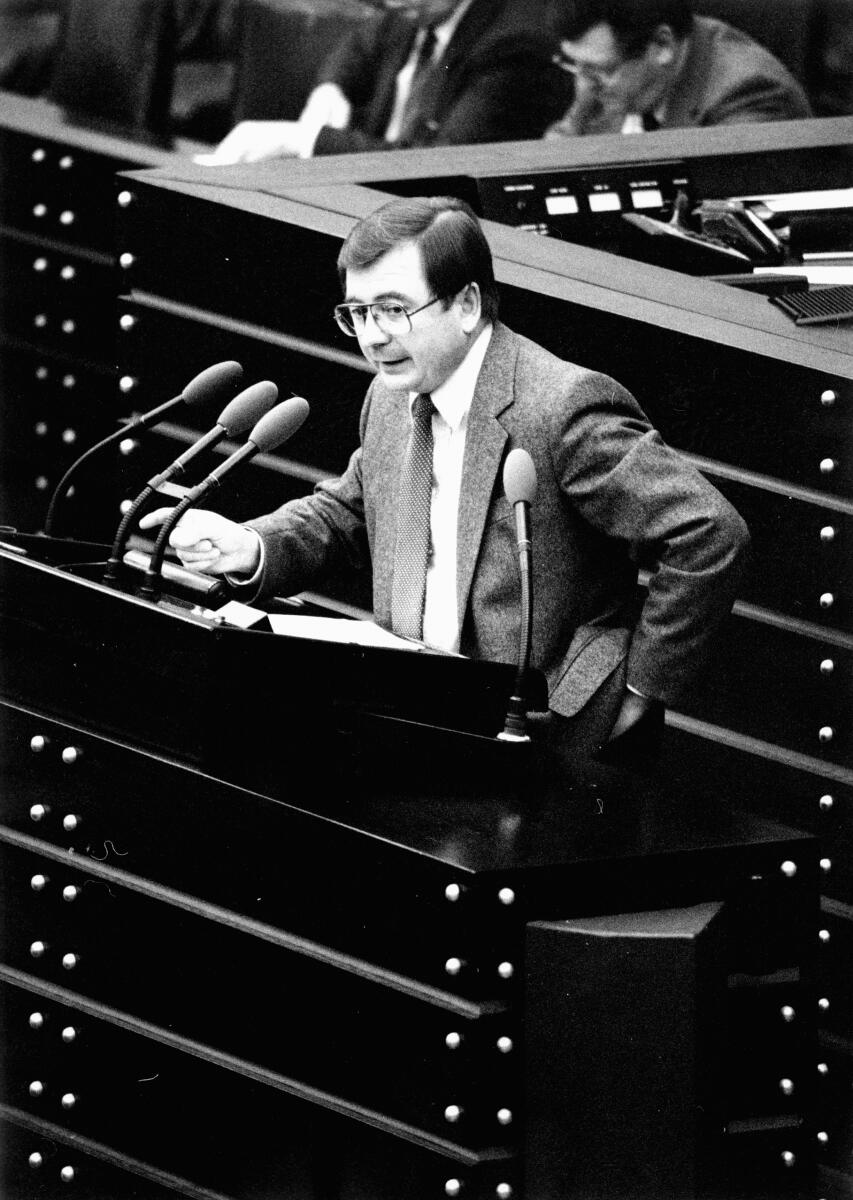 Brück, Alwin Alwin Brück, SPD, MdB, hält eine Rede im Deutschen Bundestag.; Bundestagsabgeordneter, Abgeordneter, Rednerpult