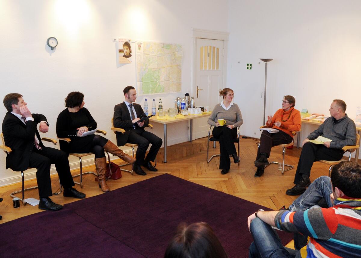 Beate Walter-Rosenheimer, (2.v.li), Bündnis 90/Die Grünen, Vorsitzende des Unterausschusses des Deutschen Bundestages Kommission zur Wahrnehmung der Belange der Kinder (Kinderkommission, KiKo), Eckhard Pols, (li), CDU/CSU, sind zu Besuch bei der Ambulanten Sozialpädagogik Charlottenburg e. V. in Berlin. Von Seiten der Einrichtung nehmen Katja Beeck, (3.v.re), Hildegard Arbeiter, (2.v.re), und Bernd Zimmermann, (re), am Gespräch teil.; Übersicht. Walter-Rosenheimer, Beate; Pols, Eckhard; Beeck, Katja; Arbeiter, Hildegard; Zimmermann, Bernd Beate Walter-Rosenheimer, (2.v.li), Bündnis 90/Die Grünen, Vorsitzende des Unterausschusses des Deutschen Bundestages Kommission zur Wahrnehmung der Belange der Kinder (Kinderkommission, KiKo), Eckhard Pols, (li), CDU/CSU, sind zu Besuch bei der Ambulanten Sozialpädagogik Charlottenburg e. V. in Berlin. Von Seiten der Einrichtung nehmen Katja Beeck, (3.v.re), Hildegard Arbeiter, (2.v.re), und Bernd Zimmermann, (re), am Gespräch teil.; Übersicht.