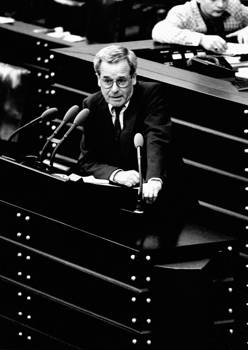 Dr. Hermann Schwörer, CDU/CSU, MdB, hält eine Rede im Deutschen Bundestag.; Bundestagsabgeordneter, Abgeordneter, Rednerpult Schwörer, Hermann Dr. Hermann Schwörer, CDU/CSU, MdB, hält eine Rede im Deutschen Bundestag.; Bundestagsabgeordneter, Abgeordneter, Rednerpult
