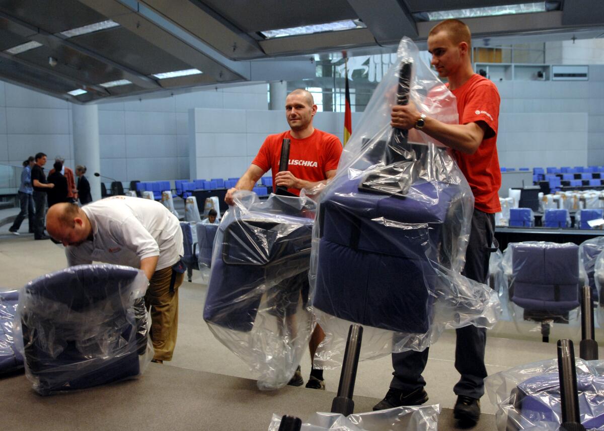 Der Plenarsaal des Deutschen Bundestages wird für die Bundesversammlung umgebaut. Neben den 622 Bundestagsabgeordneten müssen am 30. Juni 2010 weitere 622 Landesdelegierte sowie die Kandidaten zum Amt des Bundespräsidenten Platz im Plenarsaal des Reichstagsgebäudes finden. Zu diesem Zweck werden die Stuhlreihen erweitert.; Umbau, Umbaumassnahmen, Stuhl, Stühle. Der Plenarsaal des Deutschen Bundestages wird für die Bundesversammlung umgebaut. Neben den 622 Bundestagsabgeordneten müssen am 30. Juni 2010 weitere 622 Landesdelegierte sowie die Kandidaten zum Amt des Bundespräsidenten Platz im Plenarsaal des Reichstagsgebäudes finden. Zu diesem Zweck werden die Stuhlreihen erweitert.; Umbau, Umbaumassnahmen, Stuhl, Stühle.