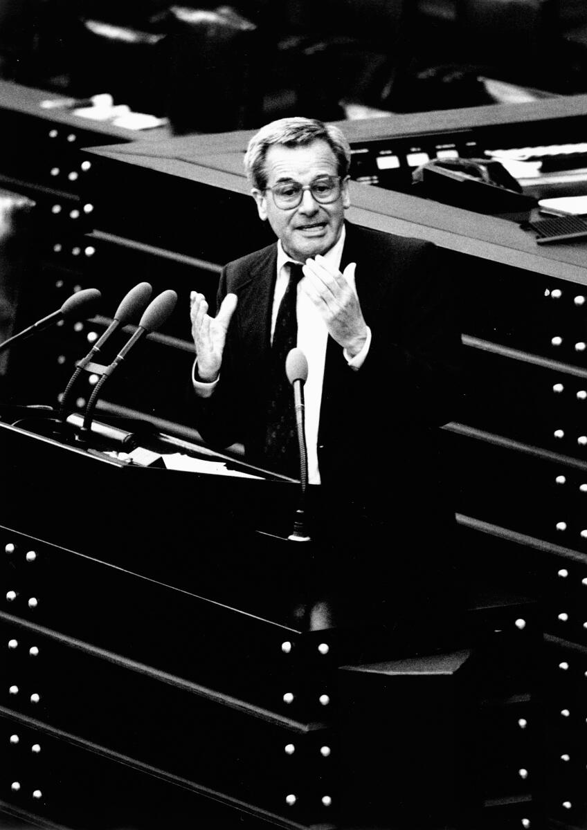 Dr. Hermann Schwörer, CDU/CSU, MdB, hält eine Rede im Deutschen Bundestag.; Bundestagsabgeordneter, Abgeordneter, Rednerpult Schwörer, Hermann Dr. Hermann Schwörer, CDU/CSU, MdB, hält eine Rede im Deutschen Bundestag.; Bundestagsabgeordneter, Abgeordneter, Rednerpult
