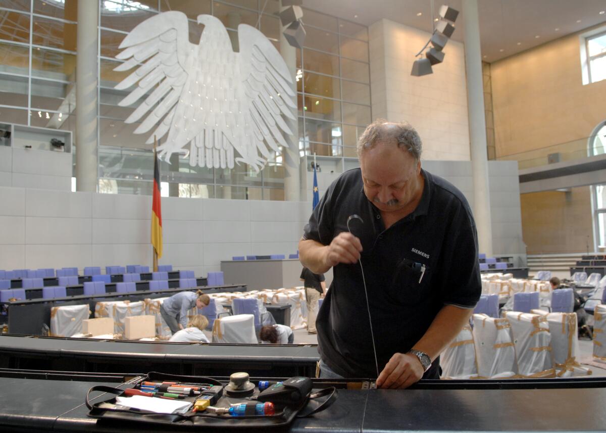 Der Plenarsaal des Deutschen Bundestages wird für die Bundesversammlung umgebaut. Neben den 622 Bundestagsabgeordneten müssen am 30. Juni 2010 weitere 622 Landesdelegierte sowie die Kandidaten zum Amt des Bundespräsidenten Platz im Plenarsaal des Reichstagsgebäudes finden. Zu diesem Zweck werden die Stuhlreihen erweitert.; Umbau, Umbaumassnahmen, Stuhl, Stühle. Der Plenarsaal des Deutschen Bundestages wird für die Bundesversammlung umgebaut. Neben den 622 Bundestagsabgeordneten müssen am 30. Juni 2010 weitere 622 Landesdelegierte sowie die Kandidaten zum Amt des Bundespräsidenten Platz im Plenarsaal des Reichstagsgebäudes finden. Zu diesem Zweck werden die Stuhlreihen erweitert.; Umbau, Umbaumassnahmen, Stuhl, Stühle.