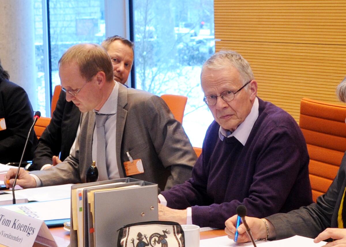 Koenigs, Tom Der Ausschuss des Deutschen Bundestages hat unter der Leitung seines Vorsitzenden Tom Koenigs, (re), Bündnis 90/Die Grünen, und mit Beteiligung von Sachverständigen eine Öffentliche Anhörung zum Thema "Zehnter Bericht der Bundesregierung über ihre Menschenrechtspolitik in den auswärtigen Beziehungen und in anderen Politikbereichen". Sitzungssaal 1.228