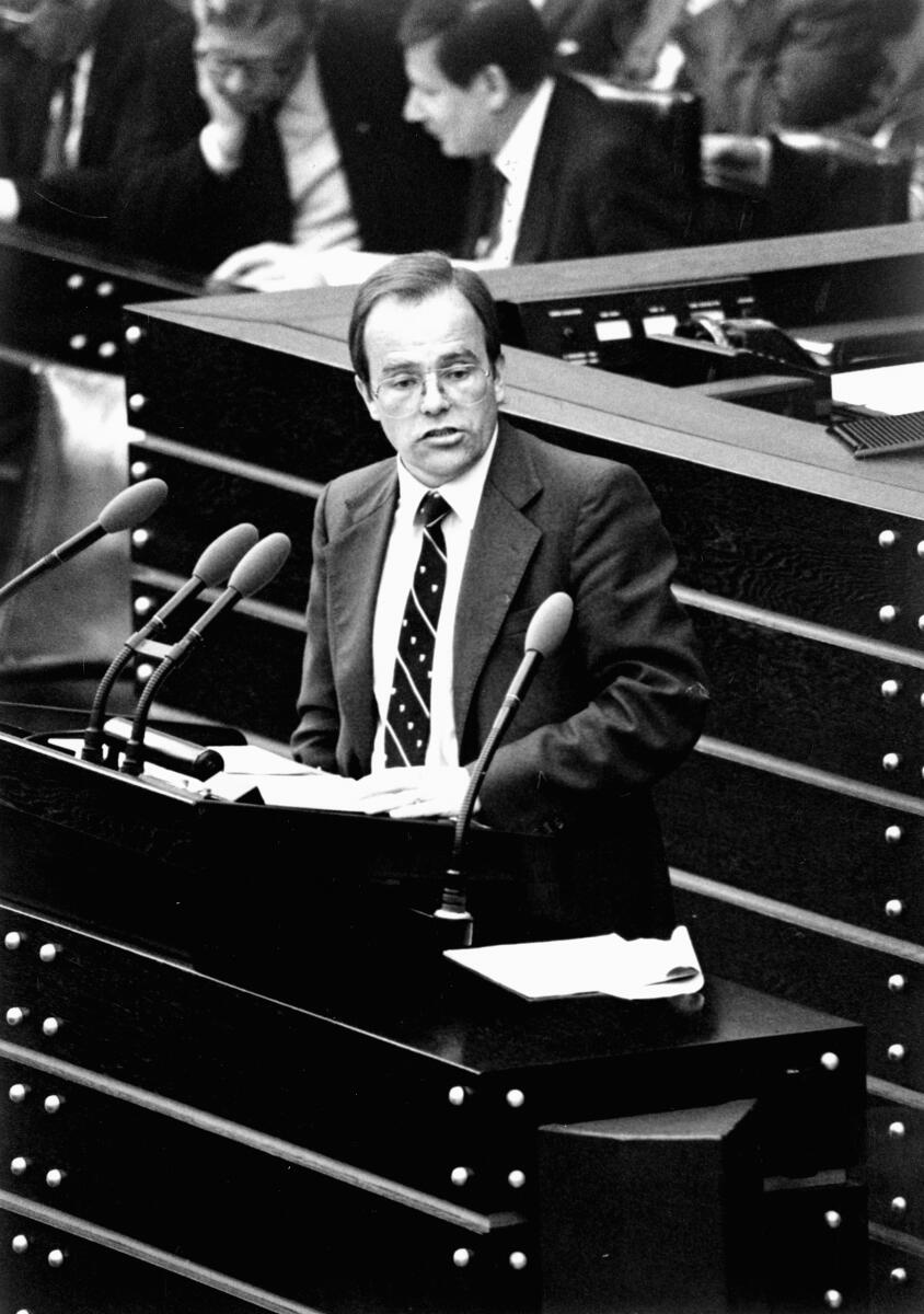 Stavenhagen, Lutz Dr. Lutz Stavenhagen, CDU/CSU, Staatsminister im Auswärtigen Amt, MdB, hält eine Rede im Deutschen Bundestag.; Bundestagsabgeordneter, Abgeordneter, Rednerpult